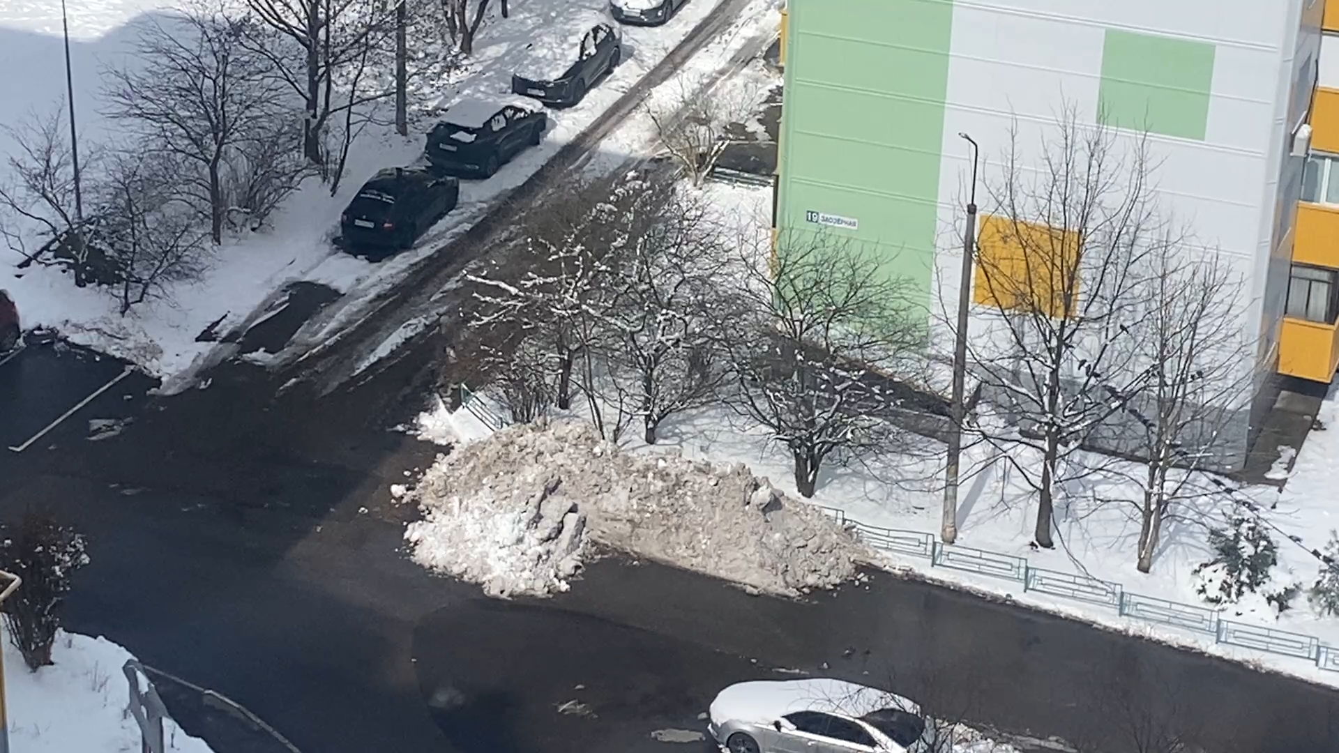 уборка снега, власиха жкх, снег в апреле, микрорайон заозерный, власиха заозерный,