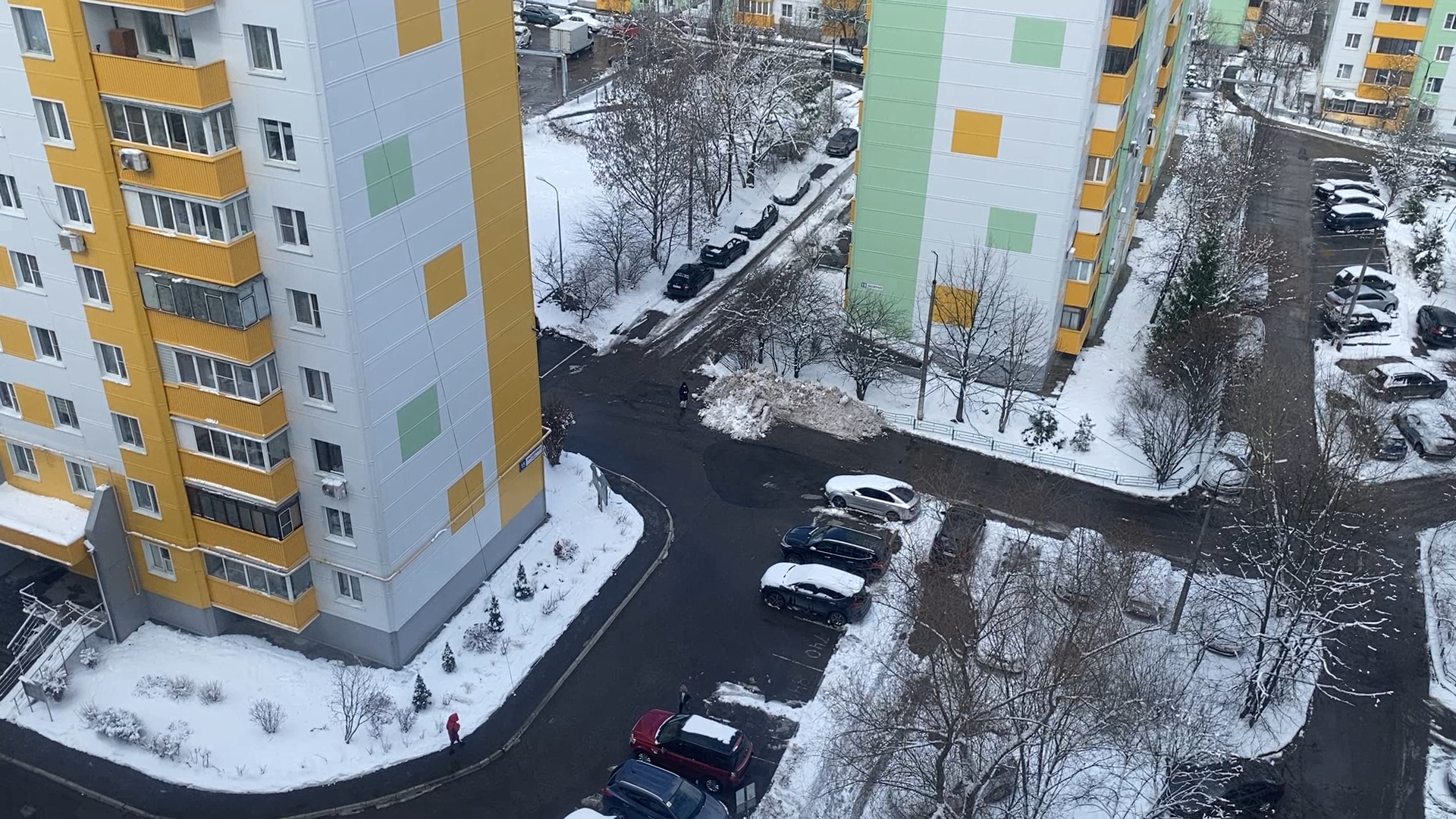 уборка снега, власиха жкх, снег в апреле, микрорайон заозерный, власиха заозерный,