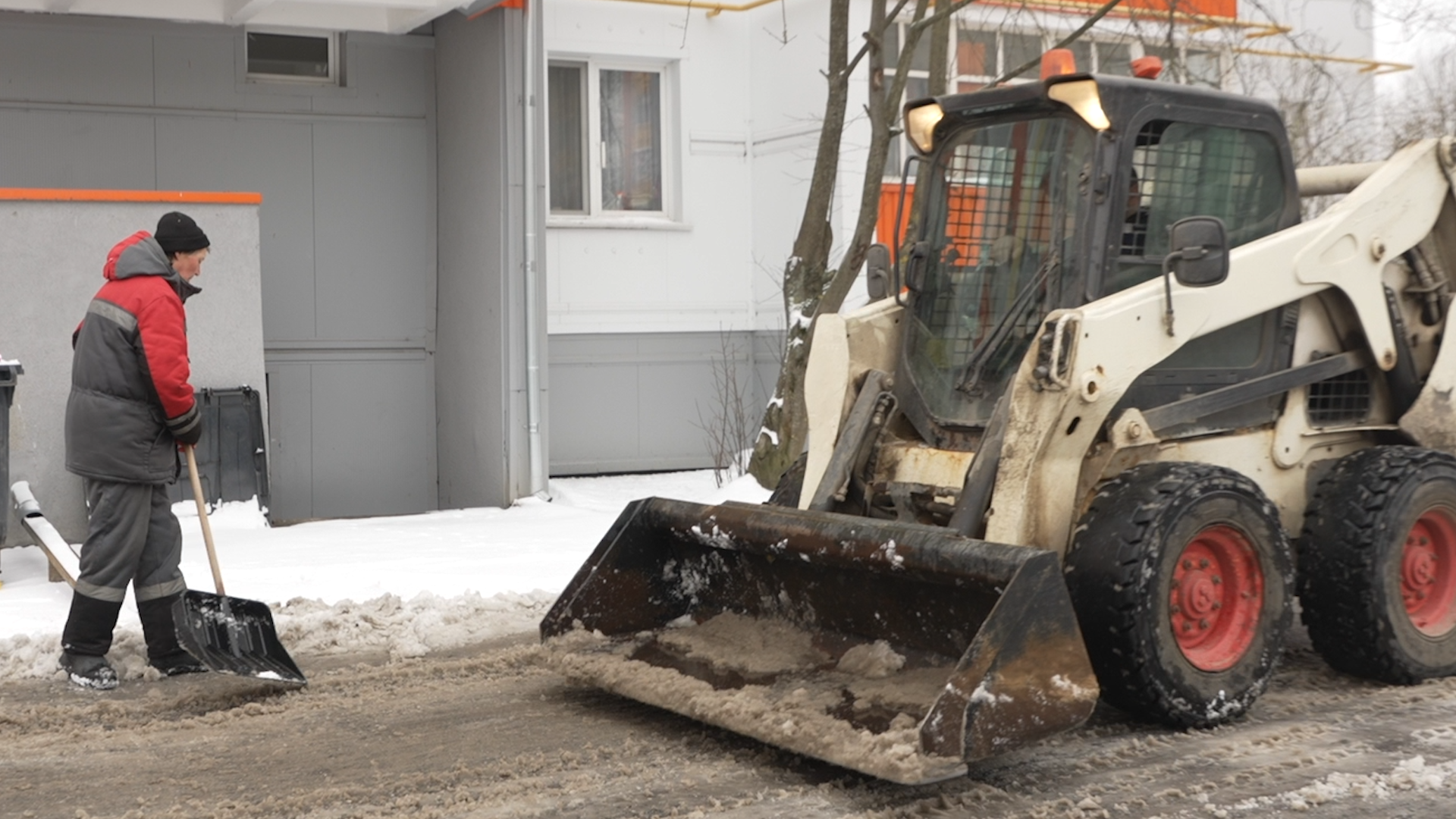 уборка снега, власиха жкх, снег в апреле, микрорайон заозерный, власиха заозерный,