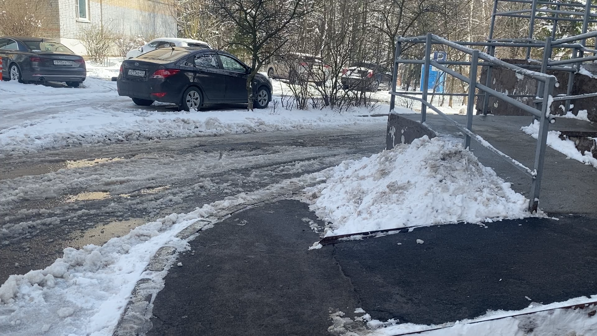 уборка снега, власиха жкх, снег в апреле, микрорайон заозерный, власиха заозерный,