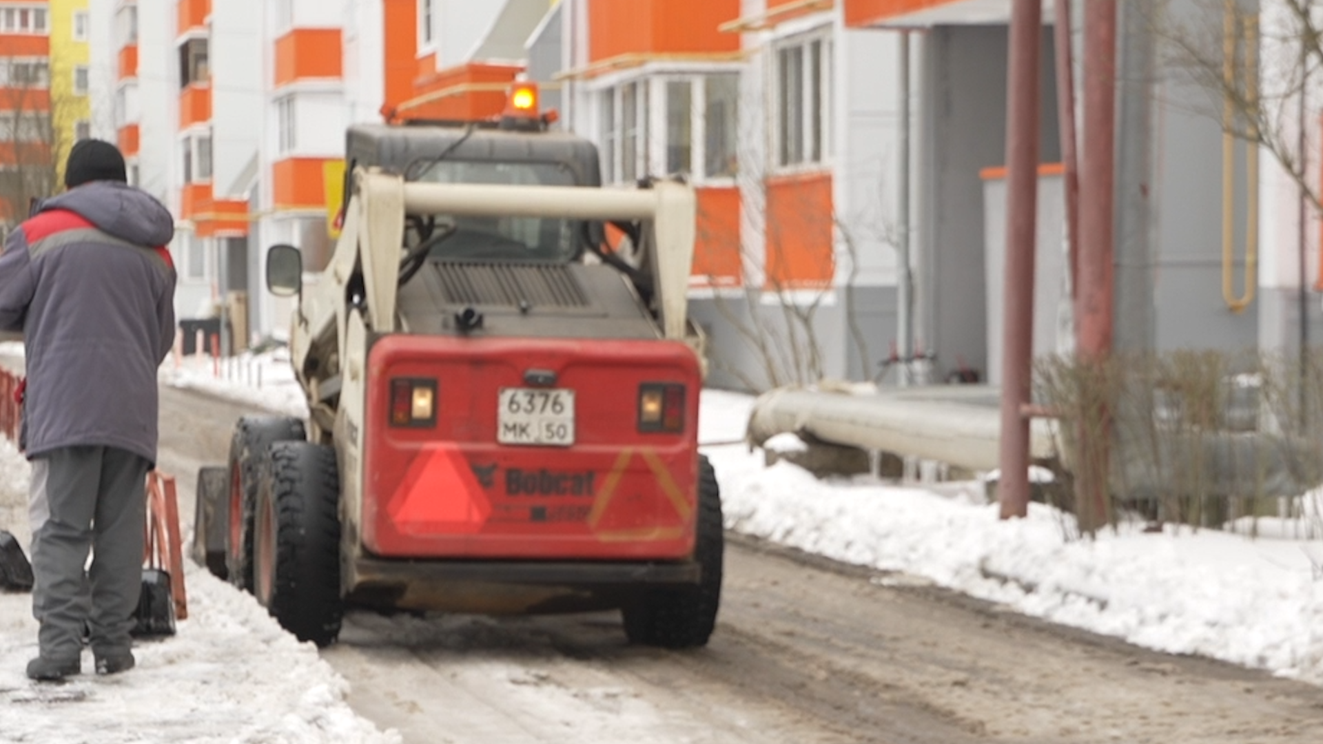 уборка снега, власиха жкх, снег в апреле, микрорайон заозерный, власиха заозерный,