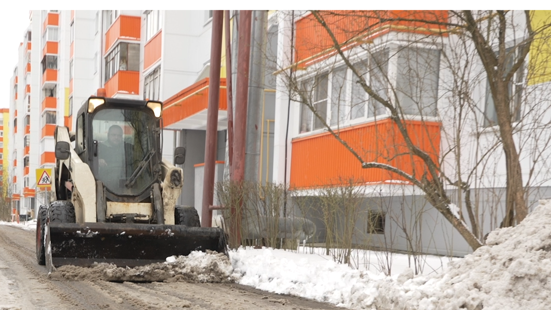 уборка снега, власиха жкх, снег в апреле, микрорайон заозерный, власиха заозерный,