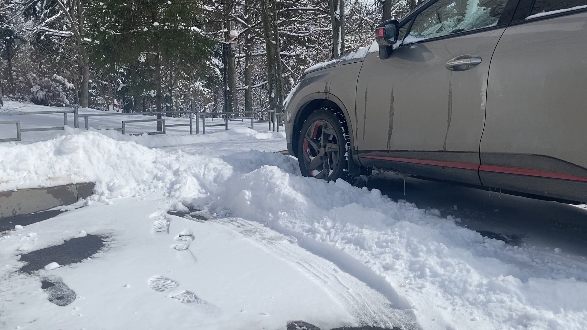 уборка снега, власиха жкх, снег в апреле, микрорайон заозерный, власиха заозерный,