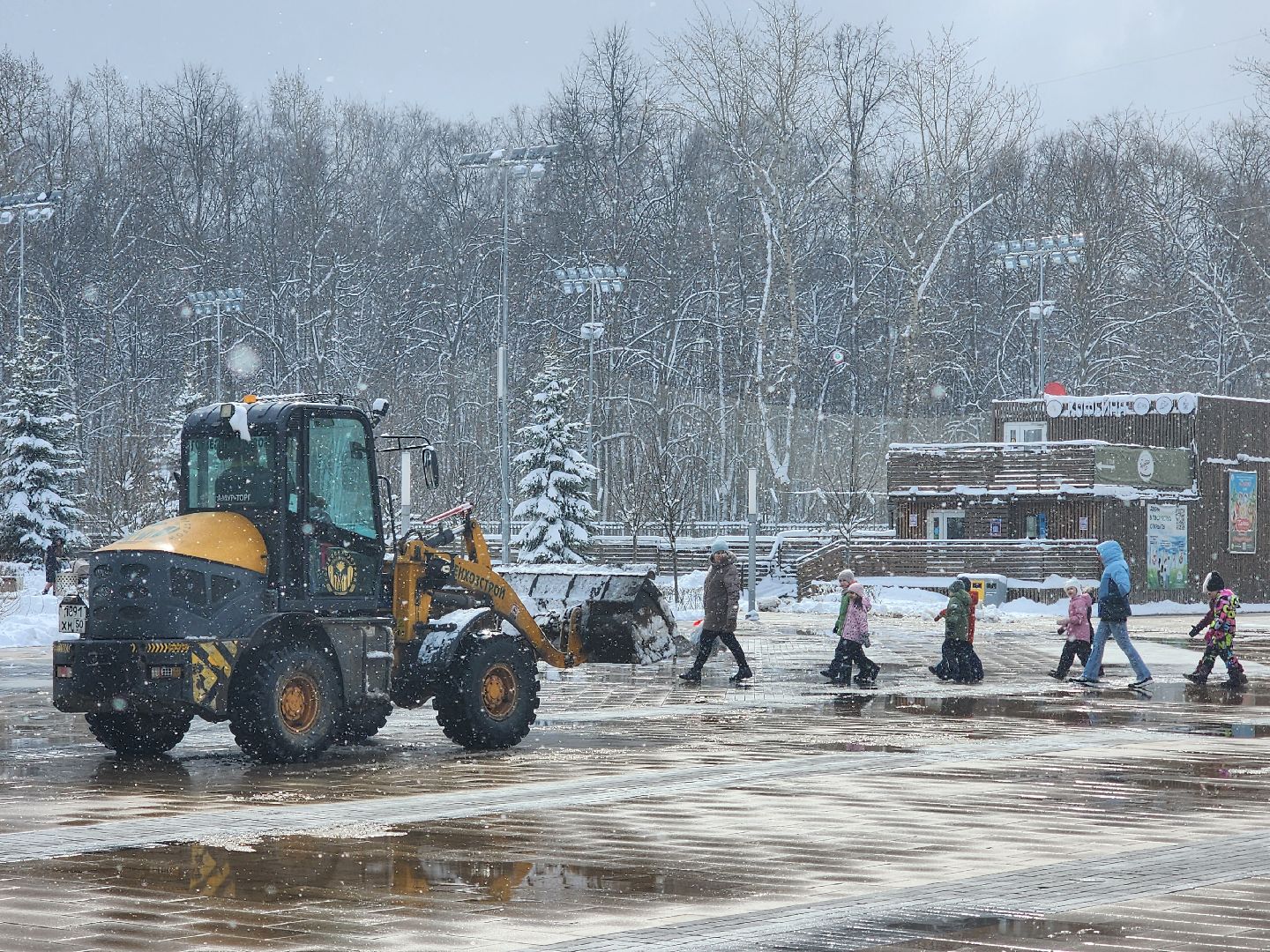 королёв, снегопад, уборка территории, цдк имени калинина,