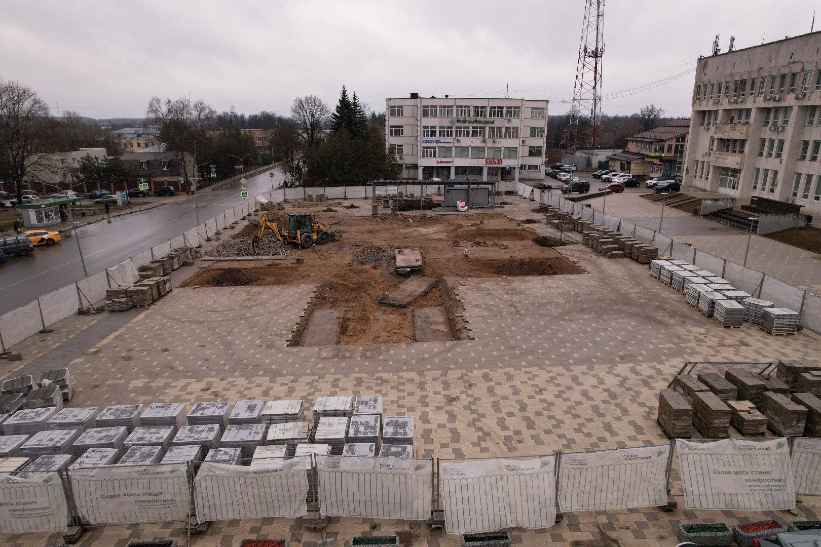 установка стелы в рузе, стела на центральной площади рузы,видео с коптера,