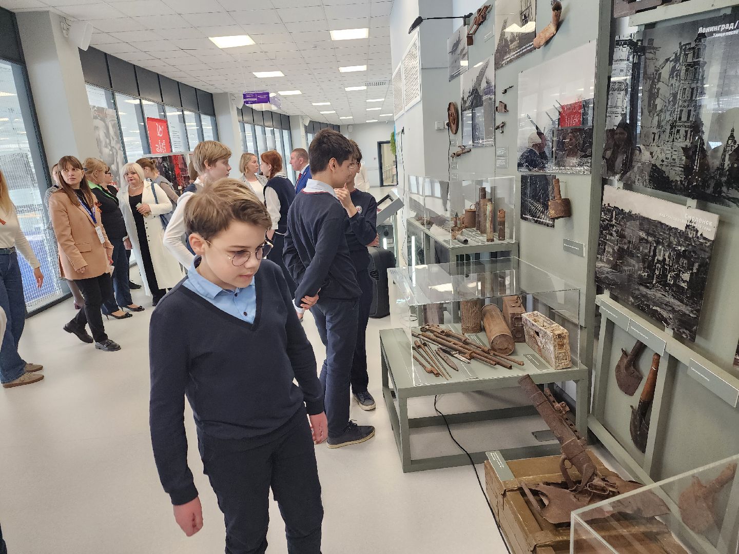 долгопрудный, физтех-лицей, технопарк физтех-лицея, оружие и предметы ВОВ, ветераны, школьники, день победы,