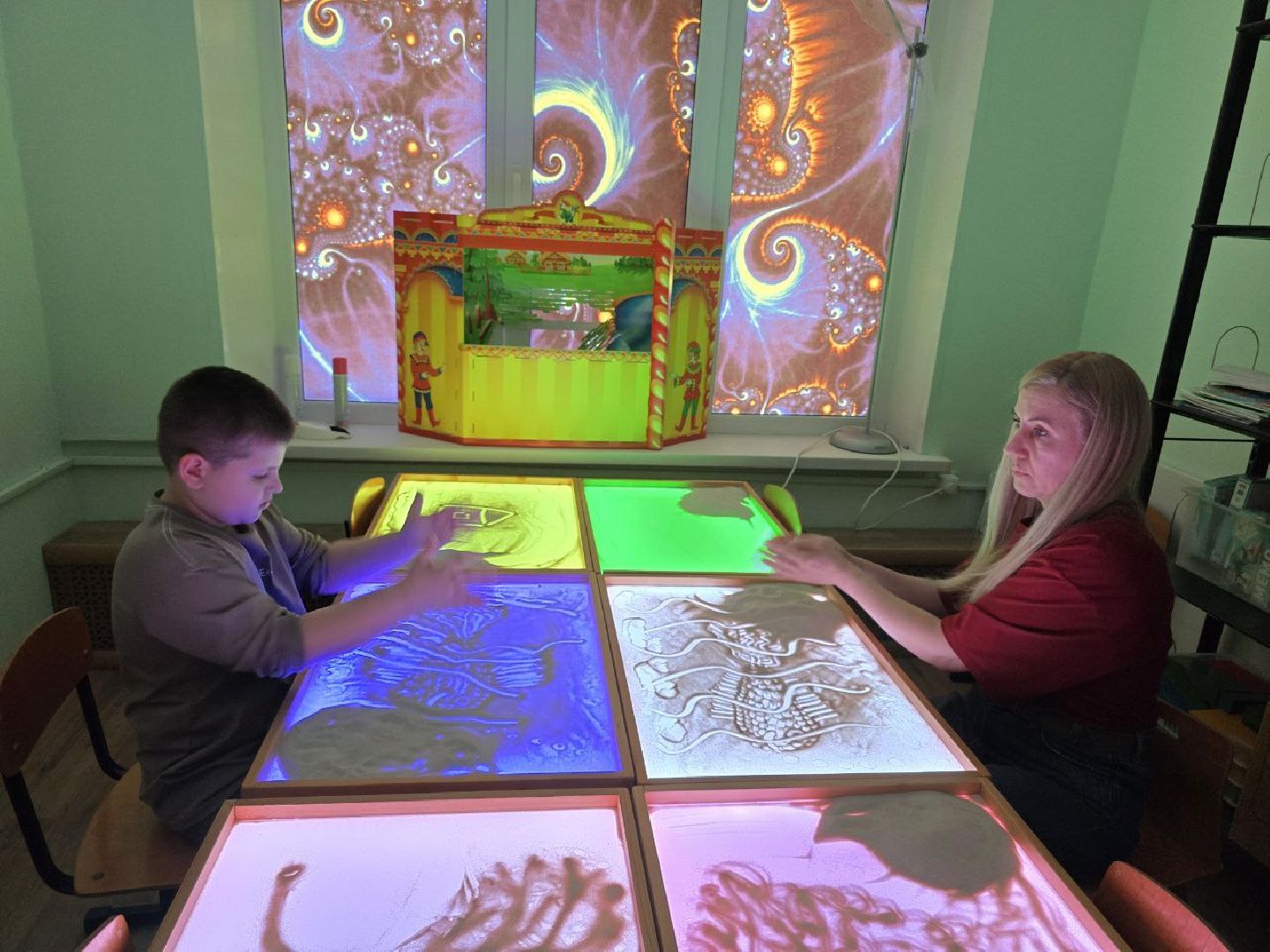 можайск, можайский муниципальный округ, подмосковье, комплексный центр можайский, песочная терапия, современные методы терапии, интерактивная песочница, Рисование песком на световых столах,