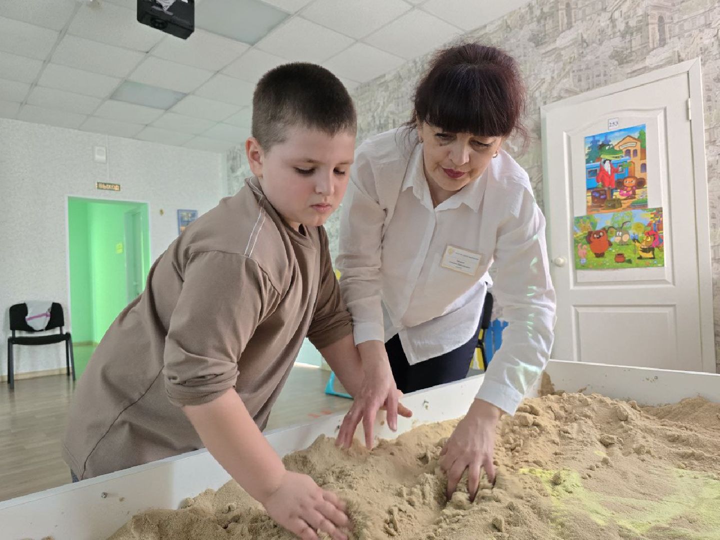 можайск, можайский муниципальный округ, подмосковье, комплексный центр можайский, песочная терапия, современные методы терапии, интерактивная песочница, Рисование песком на световых столах,