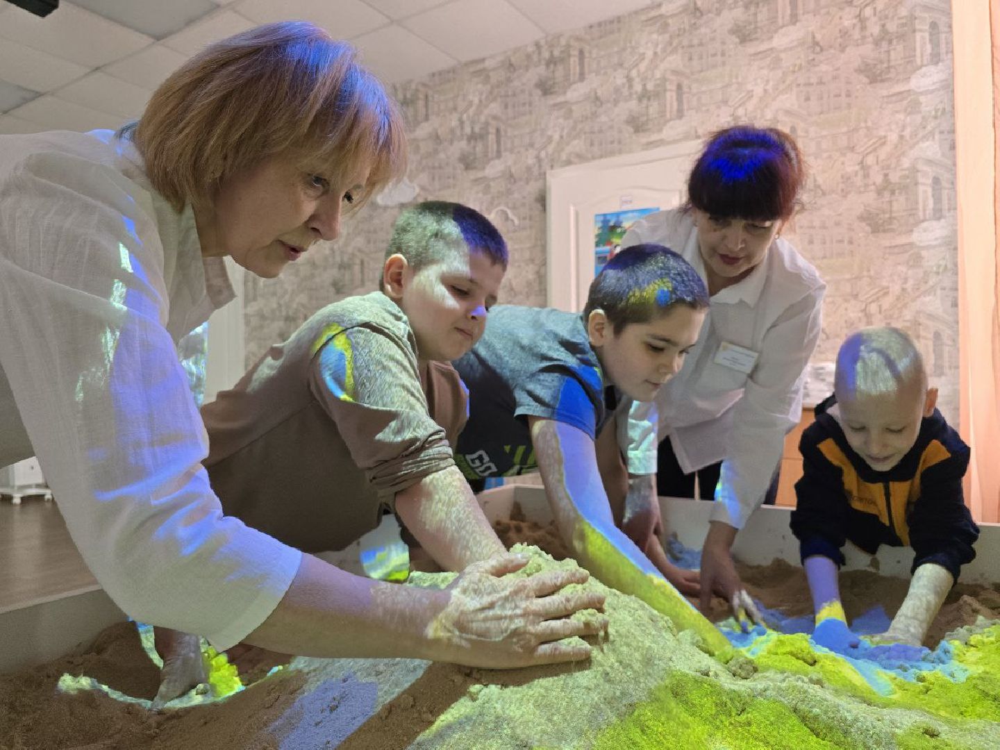 можайск, можайский муниципальный округ, подмосковье, комплексный центр можайский, песочная терапия, современные методы терапии, интерактивная песочница, Рисование песком на световых столах,