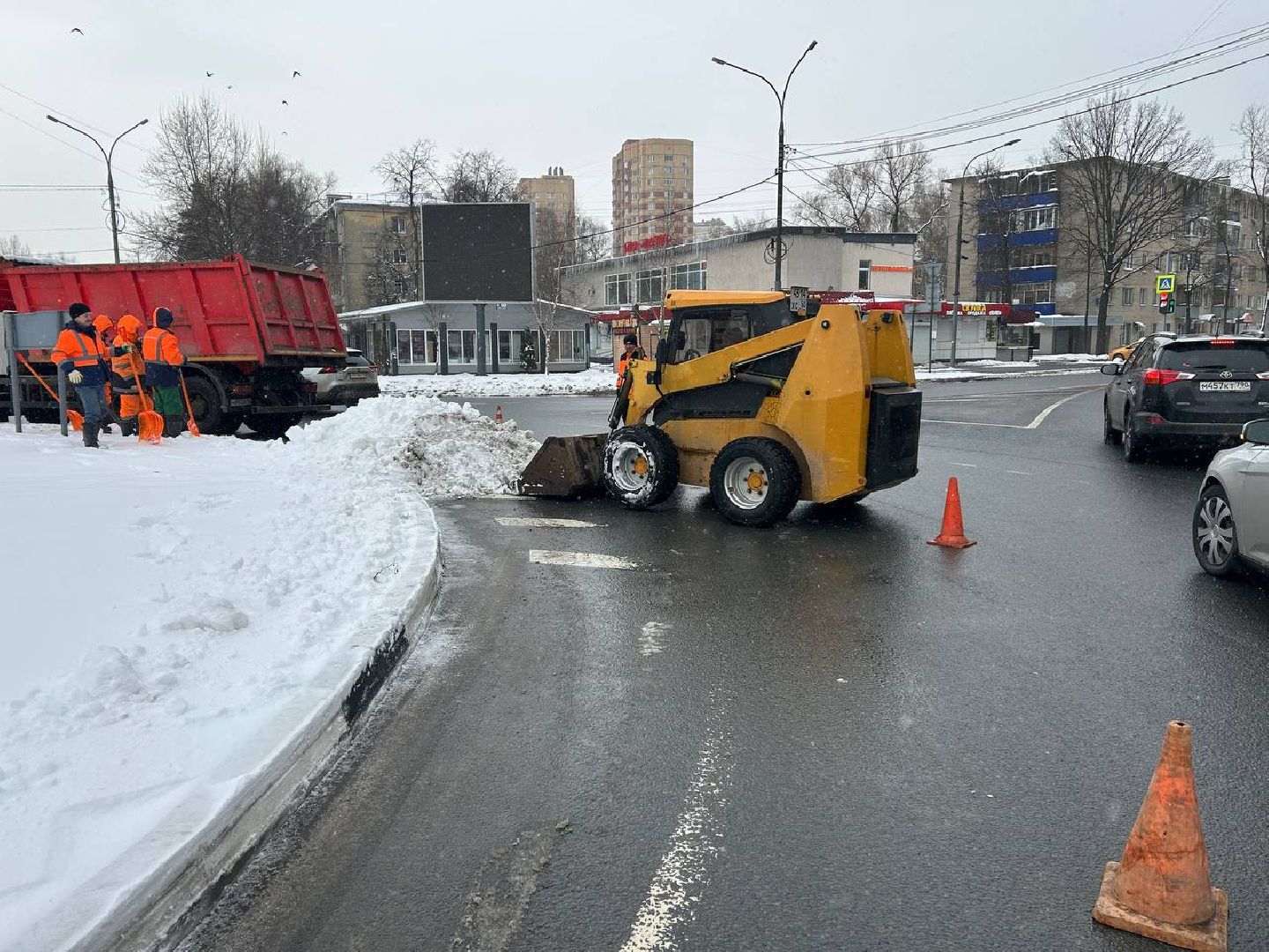 пушкино, снегопад, уборка снега и наледи, коммунальные службы, камаз, кдм, трактор, рабочие,