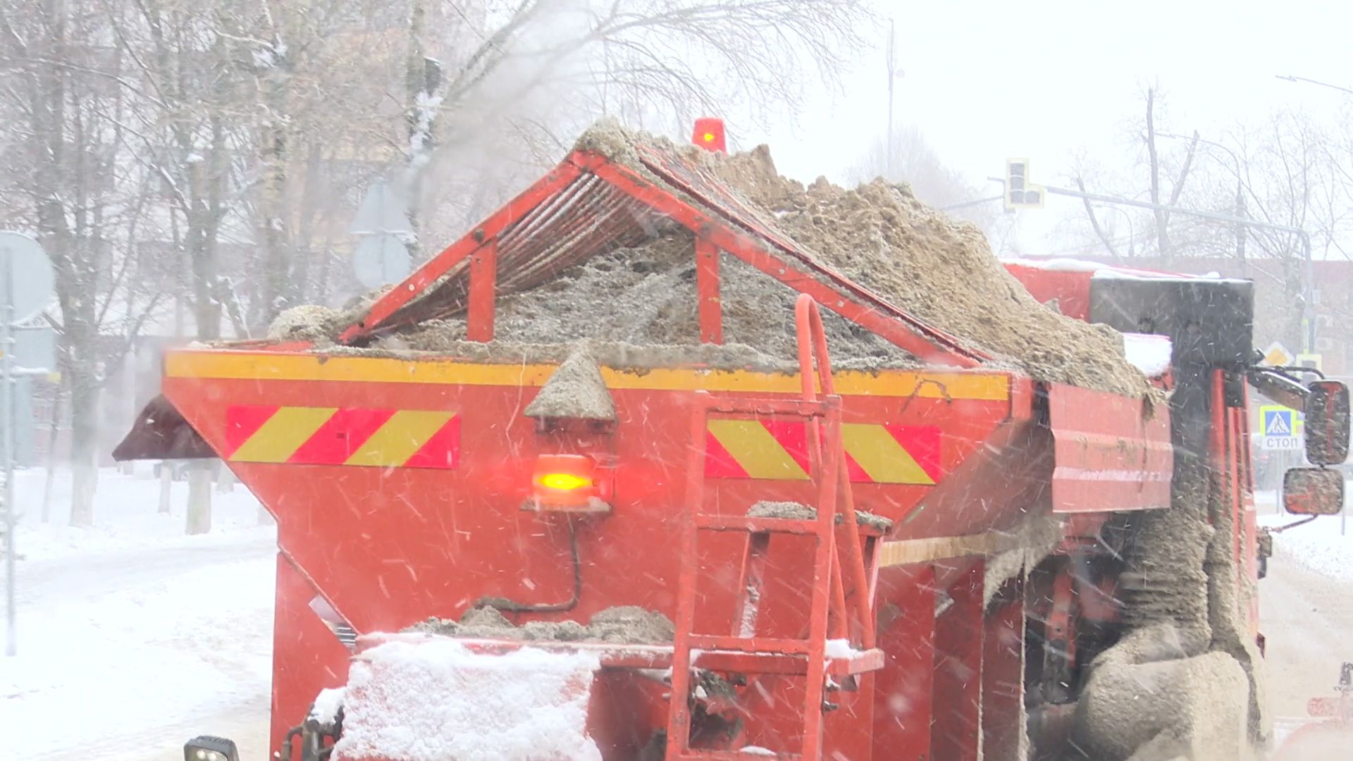 реутов, снегопад, уборка снега, посыпка песком,
