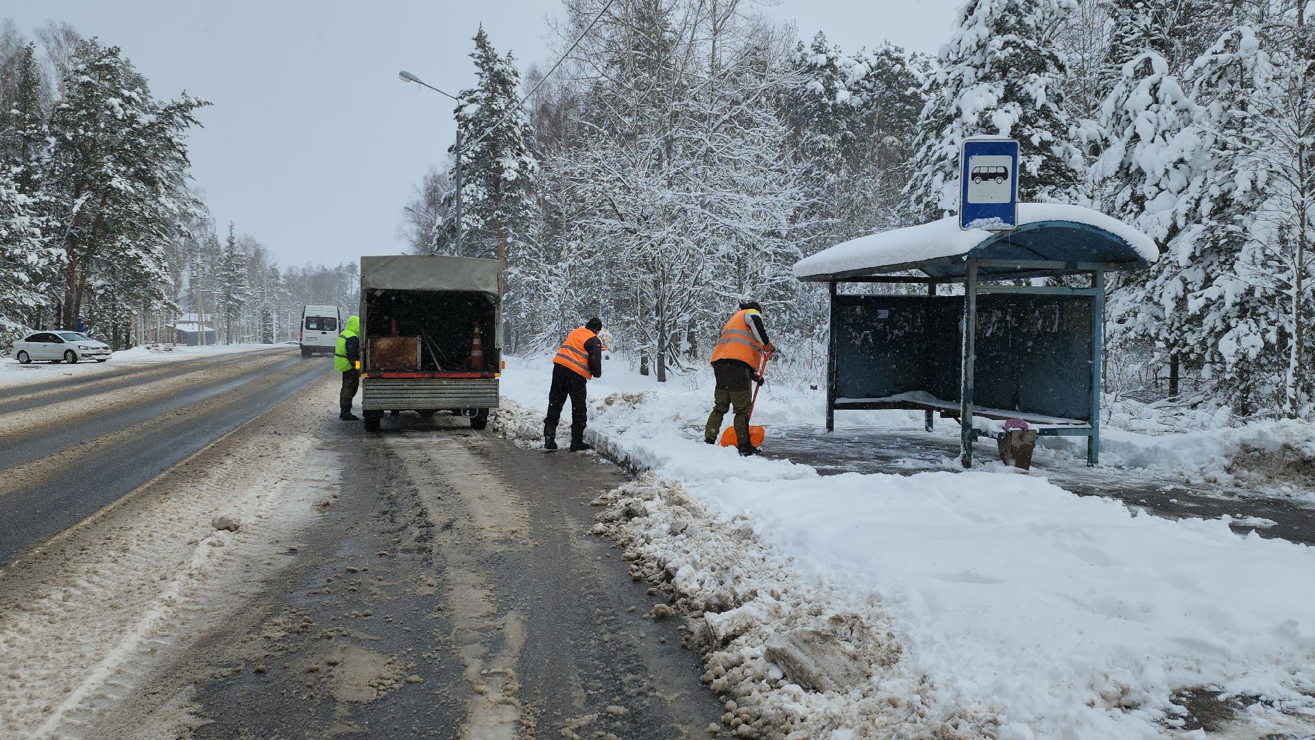 Щелково, уборка снега, автобусные остановки, уборка остановок,