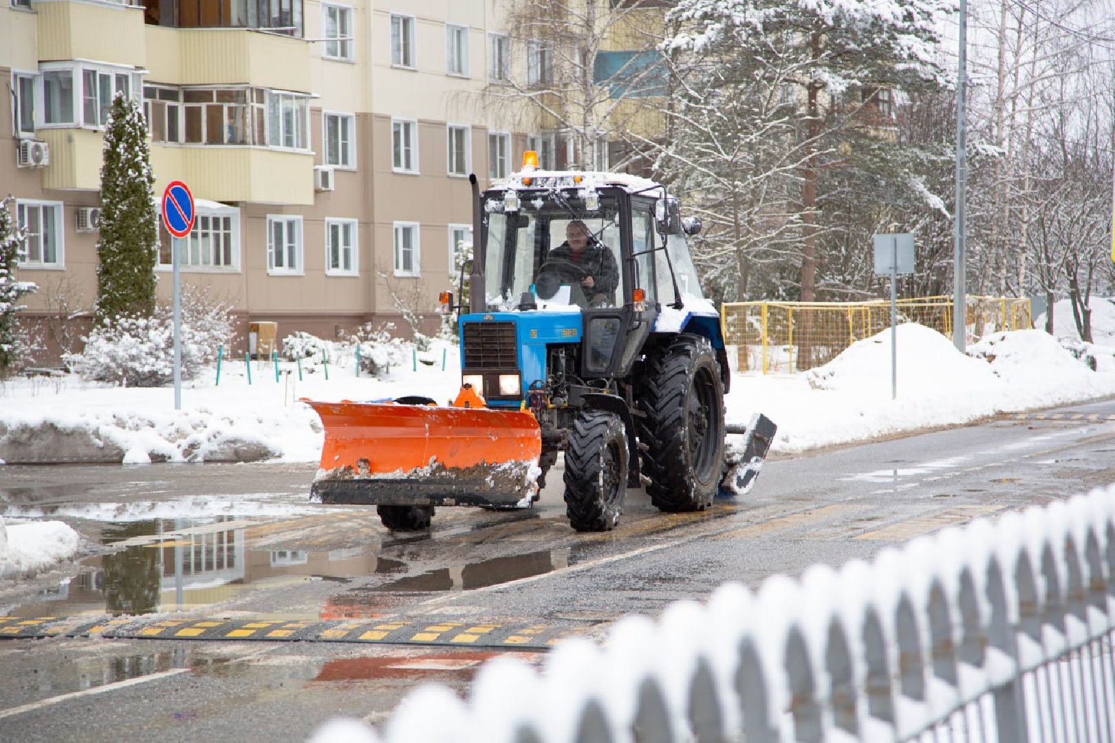 уборка снега, техника, трактор, коммунальная служба,