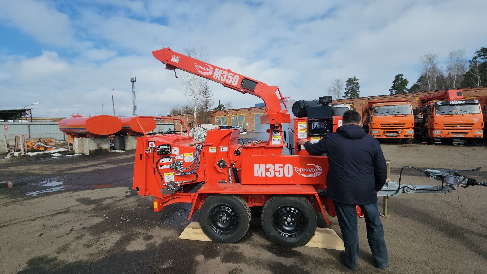 серпухов, комбинат благоустройства, новая техника для коммунальщиков, измельчитель древесины,