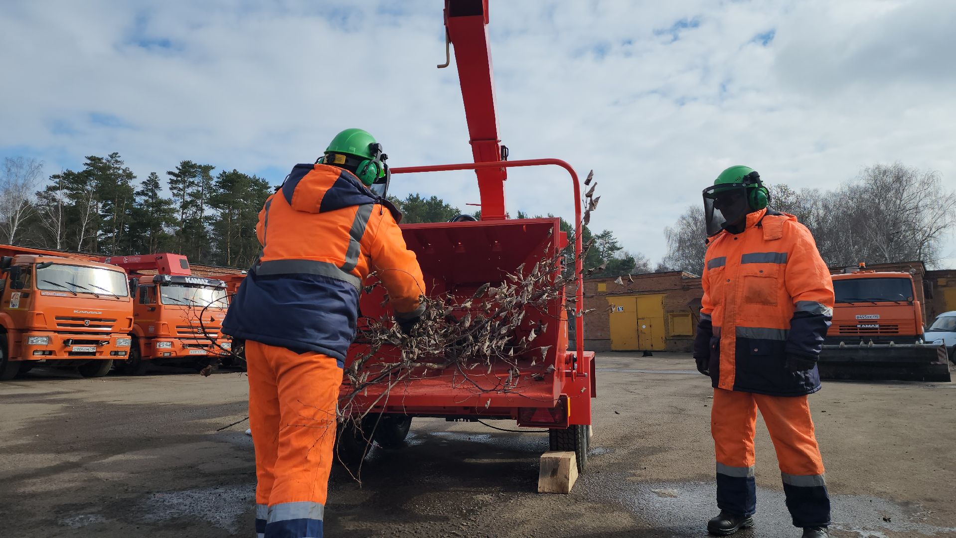 серпухов, комбинат благоустройства, новая техника для коммунальщиков, измельчитель древесины,