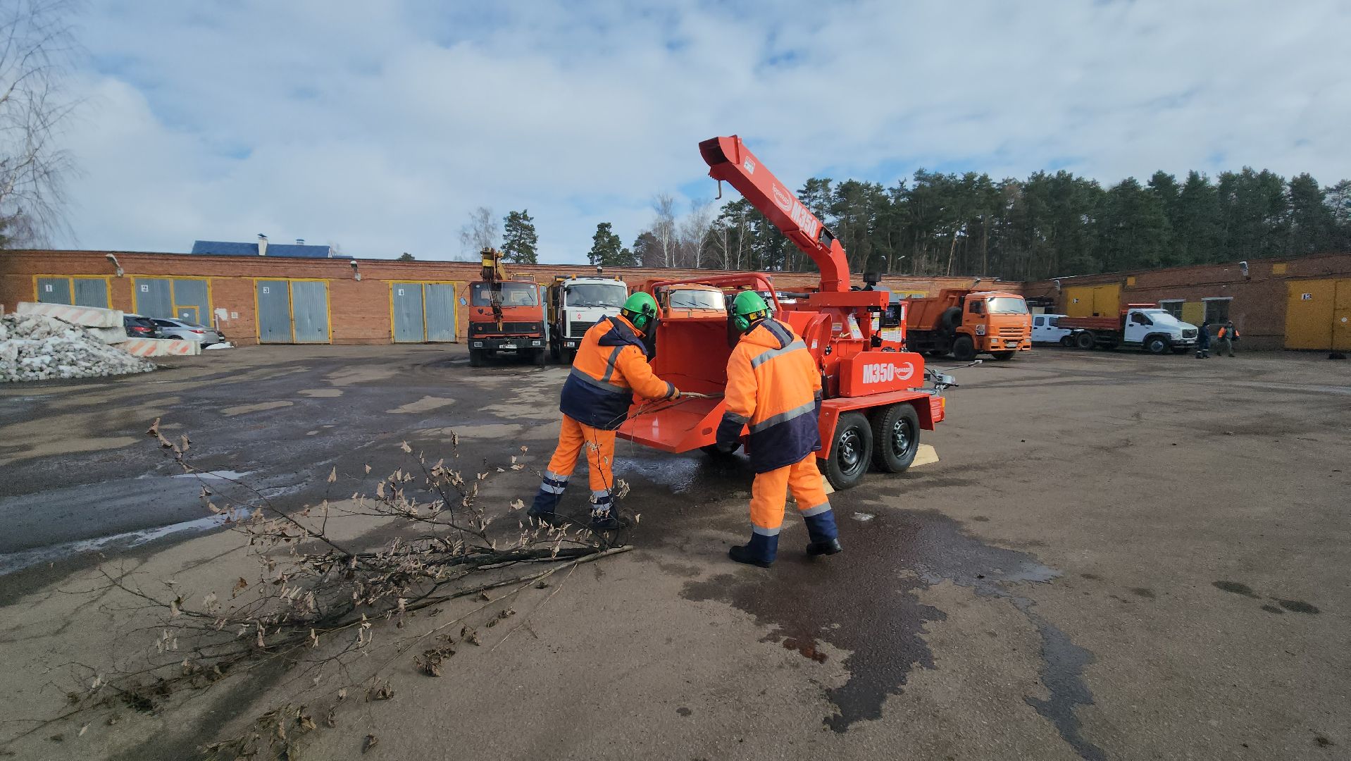 серпухов, комбинат благоустройства, новая техника для коммунальщиков, измельчитель древесины,