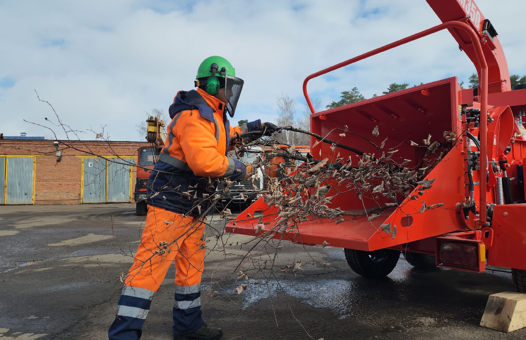 серпухов, комбинат благоустройства, новая техника для коммунальщиков, измельчитель древесины,