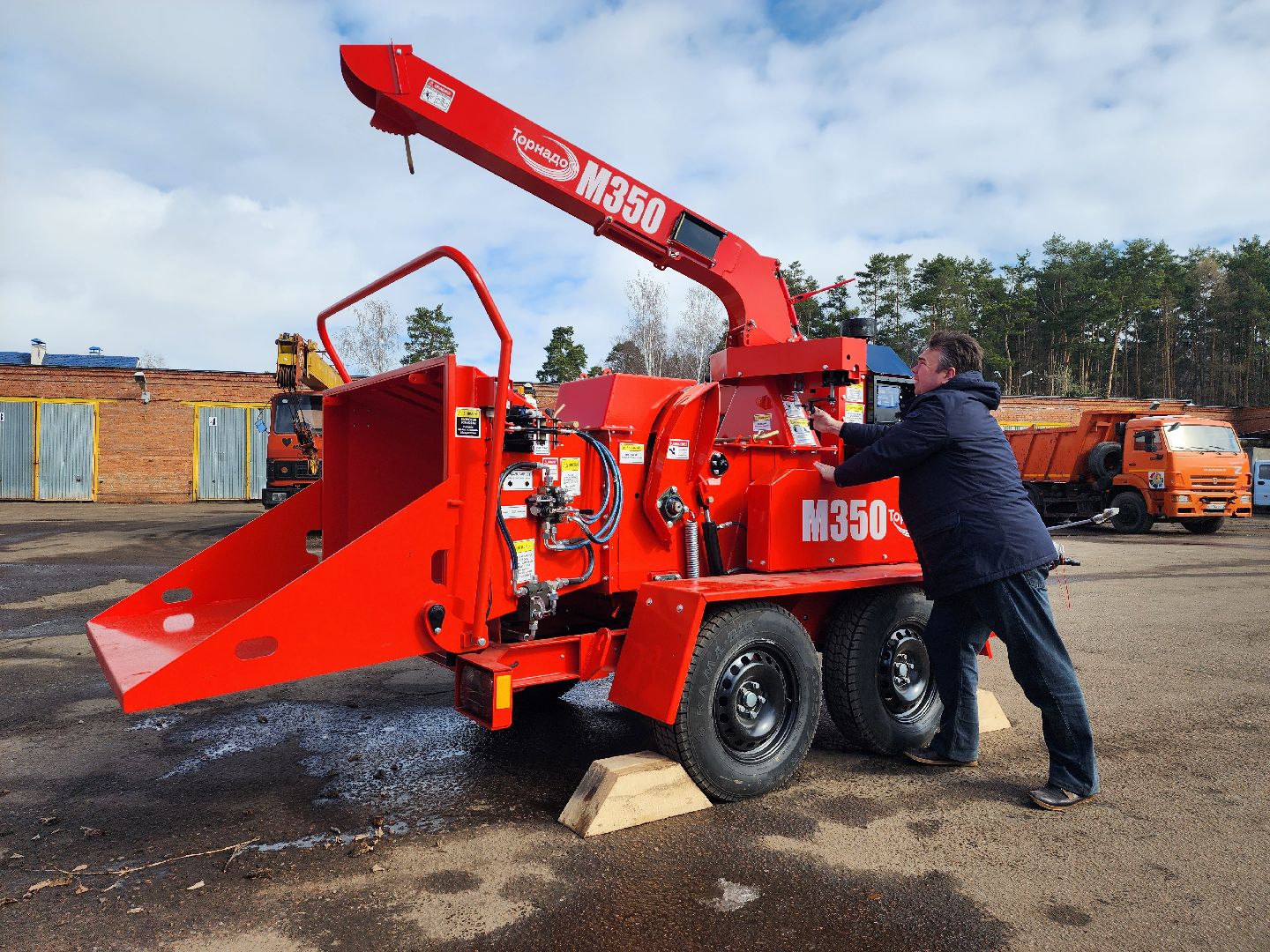серпухов, комбинат благоустройства, новая техника для коммунальщиков, измельчитель древесины,