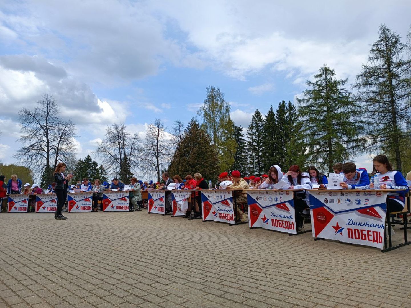 Можайск, Можайский городской округ, Подмосковье, Диктант Победы, Всероссийская акция, исторический диктант, Бородинское поле, школьницы,
