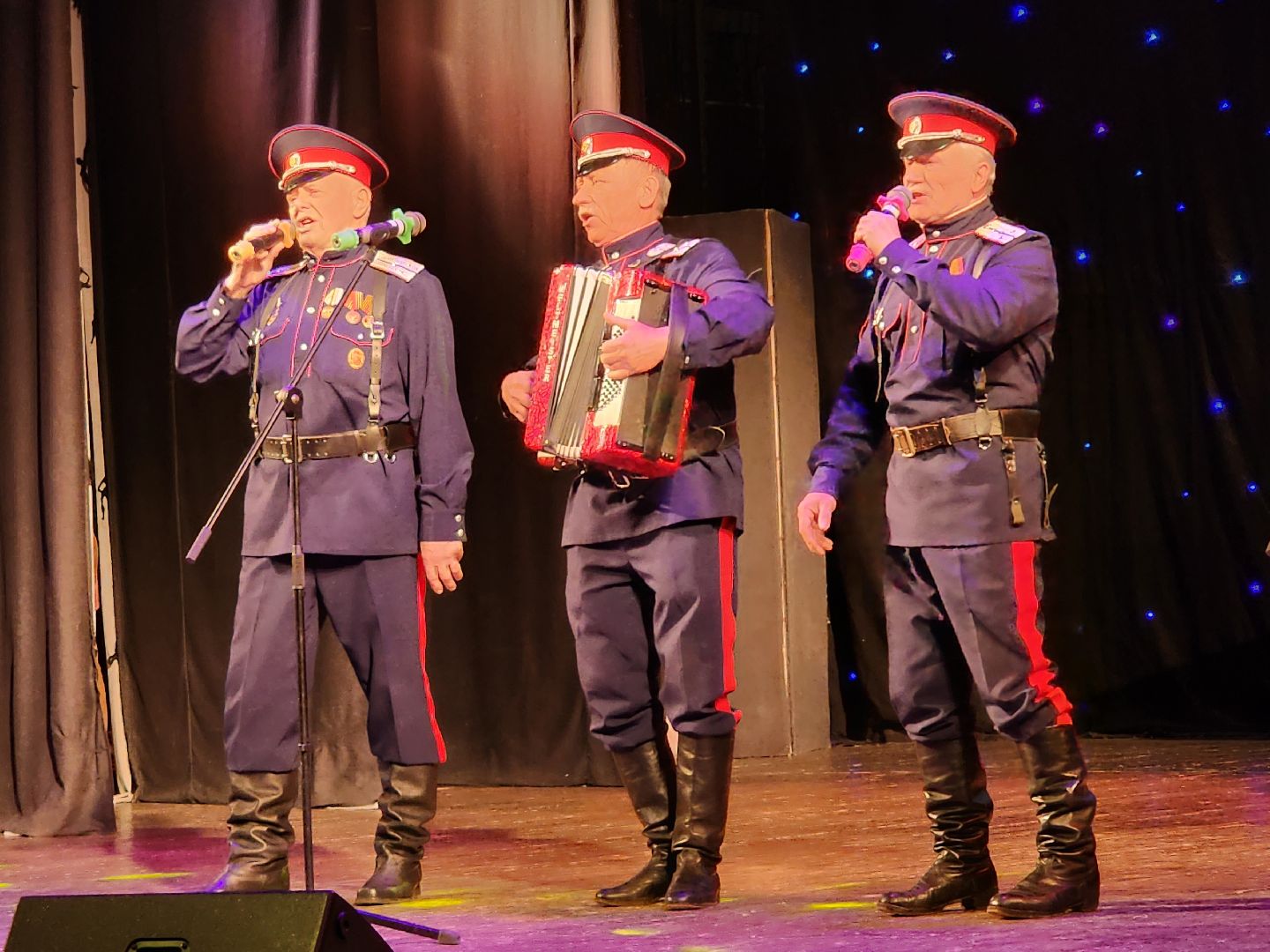 сергиев посад, дк октябрь, фестиваль, ветеранские коллективы, и нисколько мы с тобой не постарели,