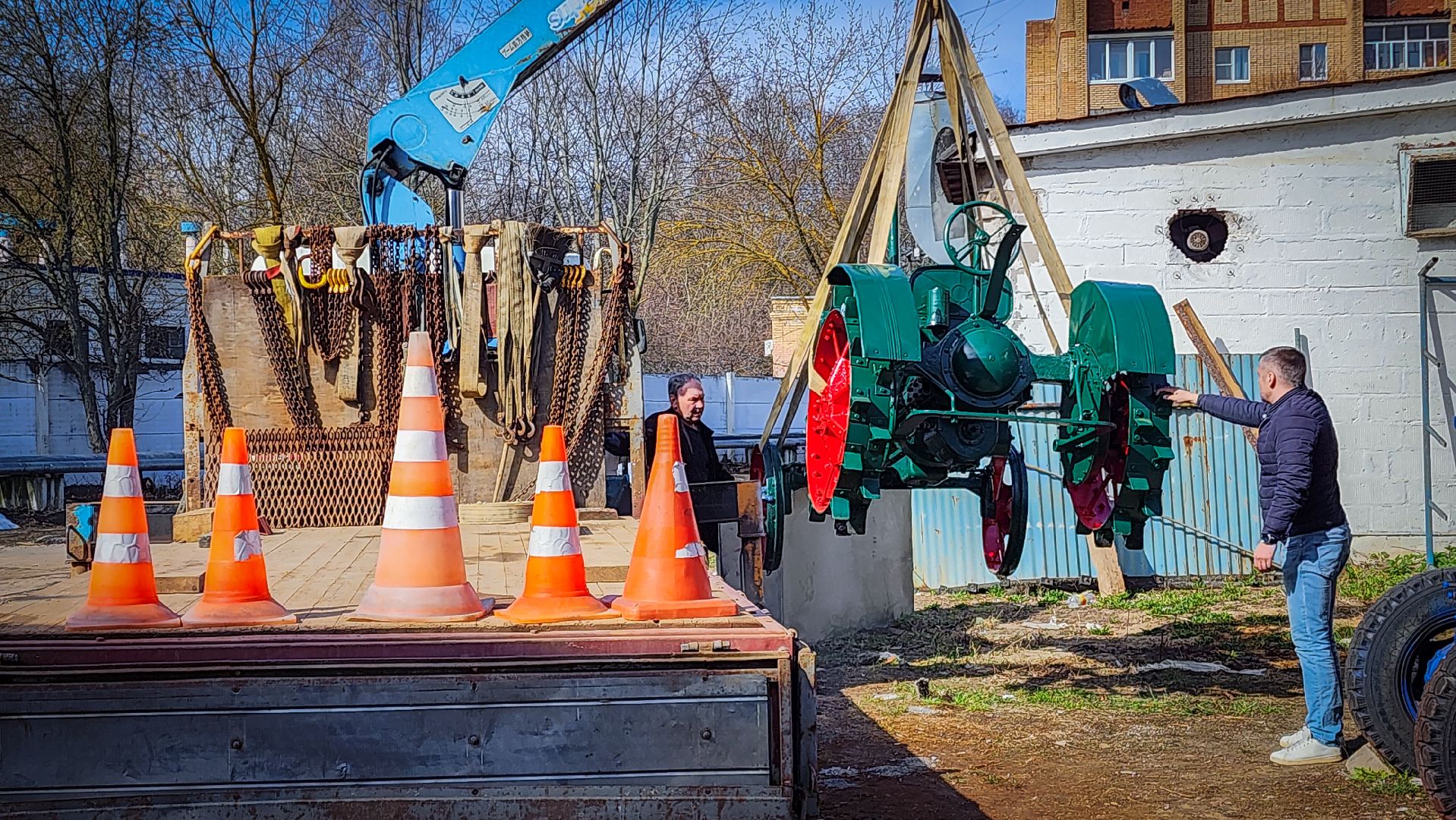 Бронницы , Трактор Универсал-2 , Реставрация памятника технике,