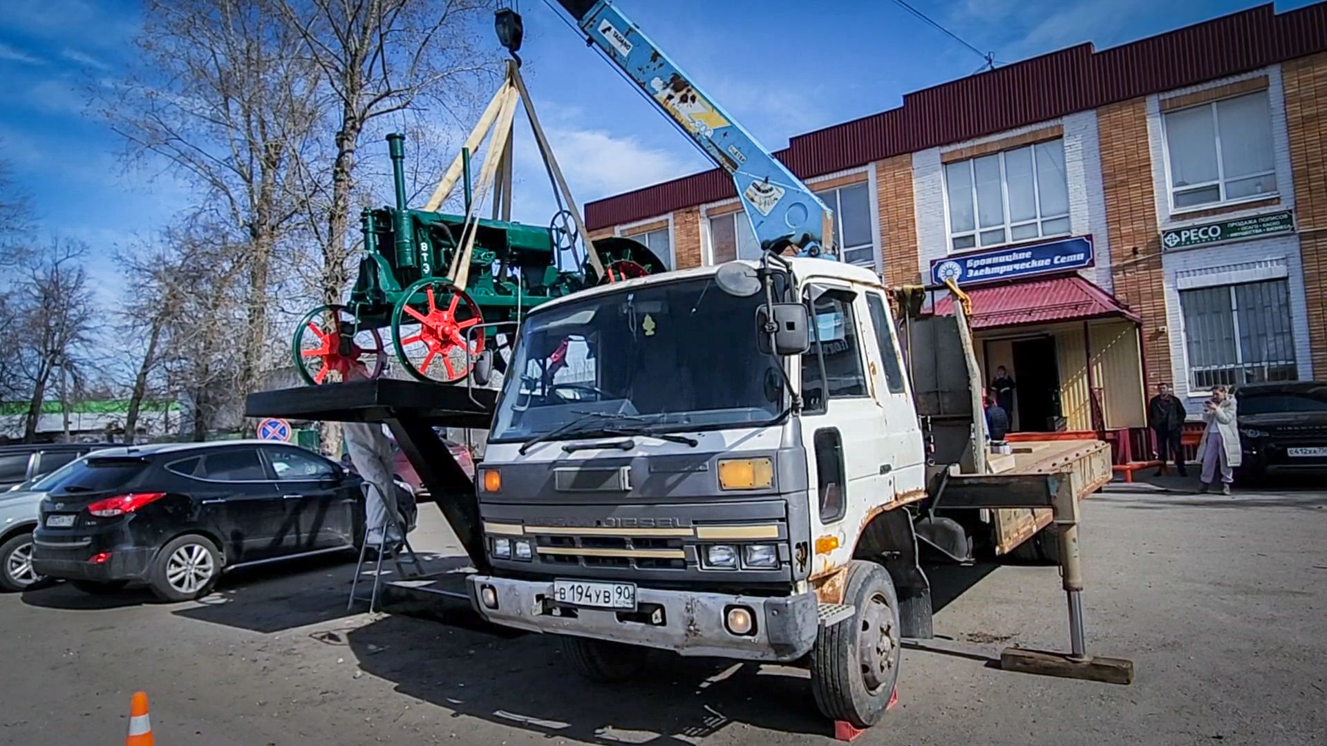 Бронницы , Трактор Универсал-2 , Реставрация памятника технике,