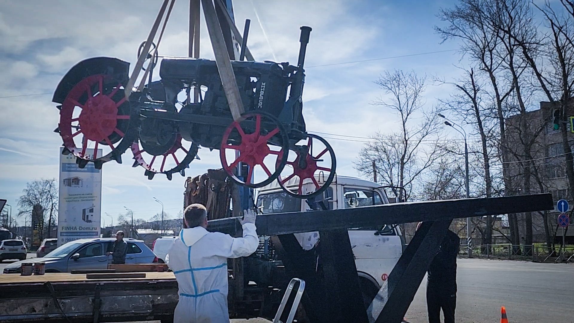 Бронницы , Трактор Универсал-2 , Реставрация памятника технике,