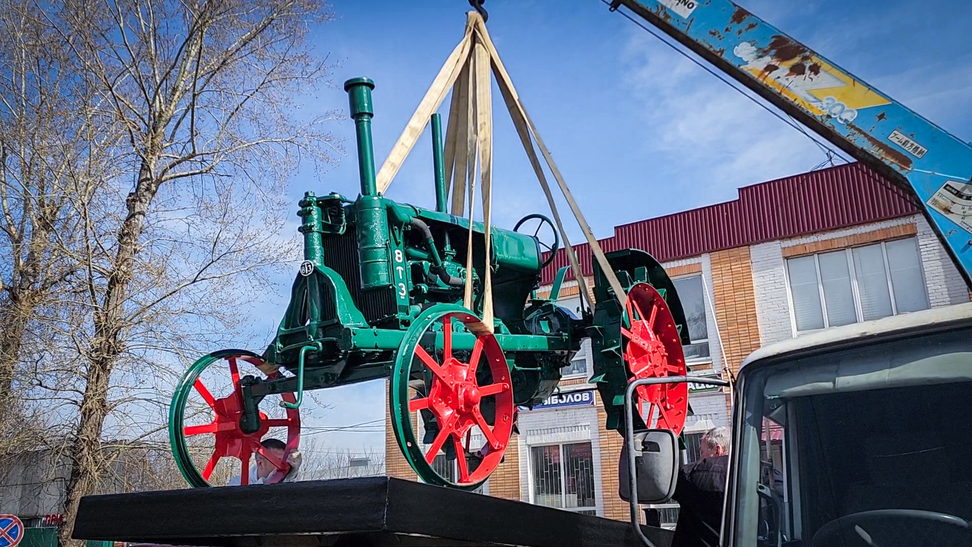 Бронницы , Трактор Универсал-2 , Реставрация памятника технике,