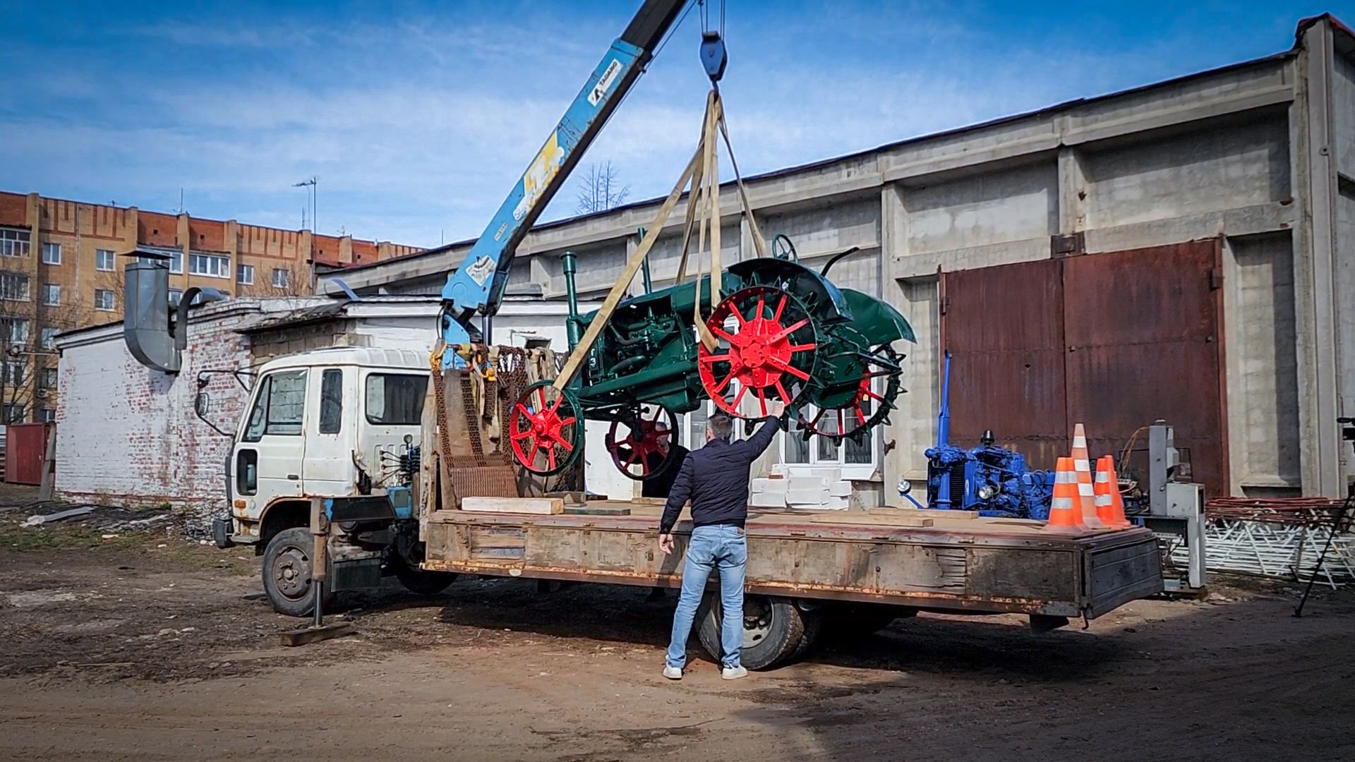 Бронницы , Трактор Универсал-2 , Реставрация памятника технике,