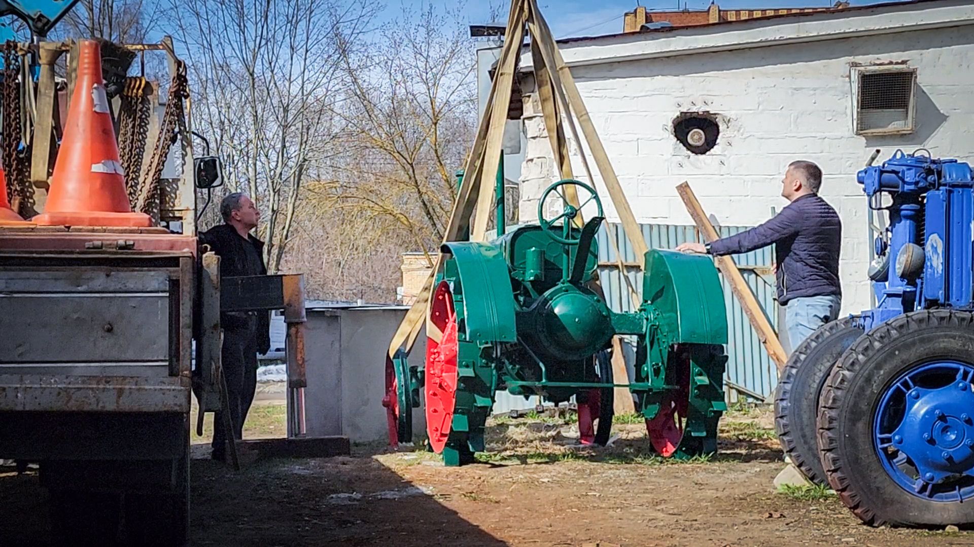 Бронницы , Трактор Универсал-2 , Реставрация памятника технике,