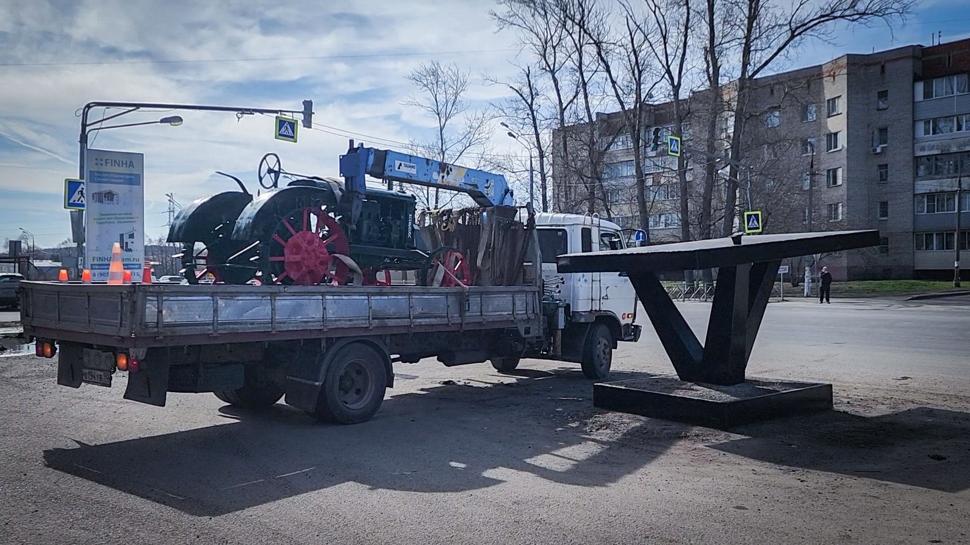 Бронницы , Трактор Универсал-2 , Реставрация памятника технике,