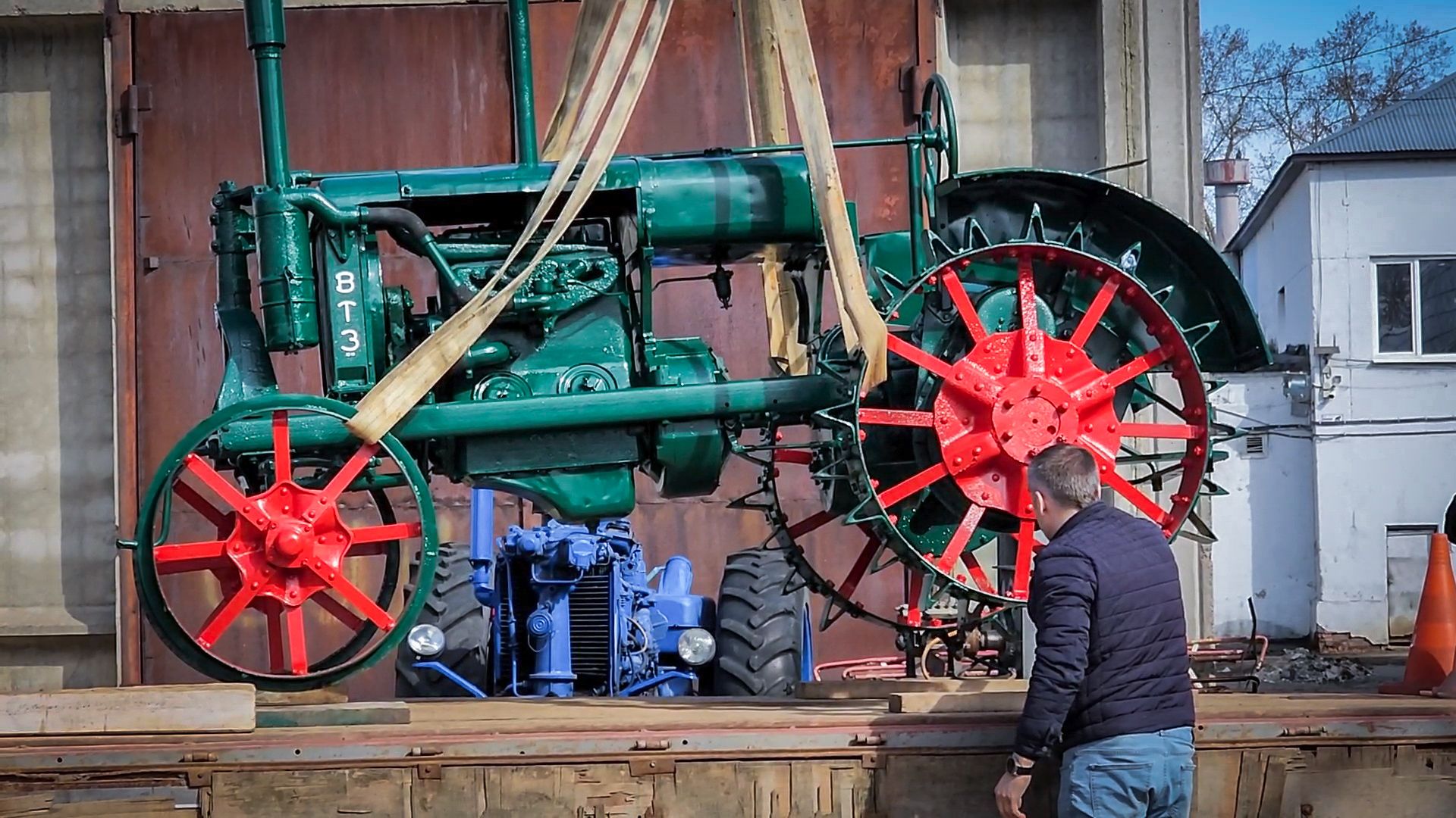 Бронницы , Трактор Универсал-2 , Реставрация памятника технике,