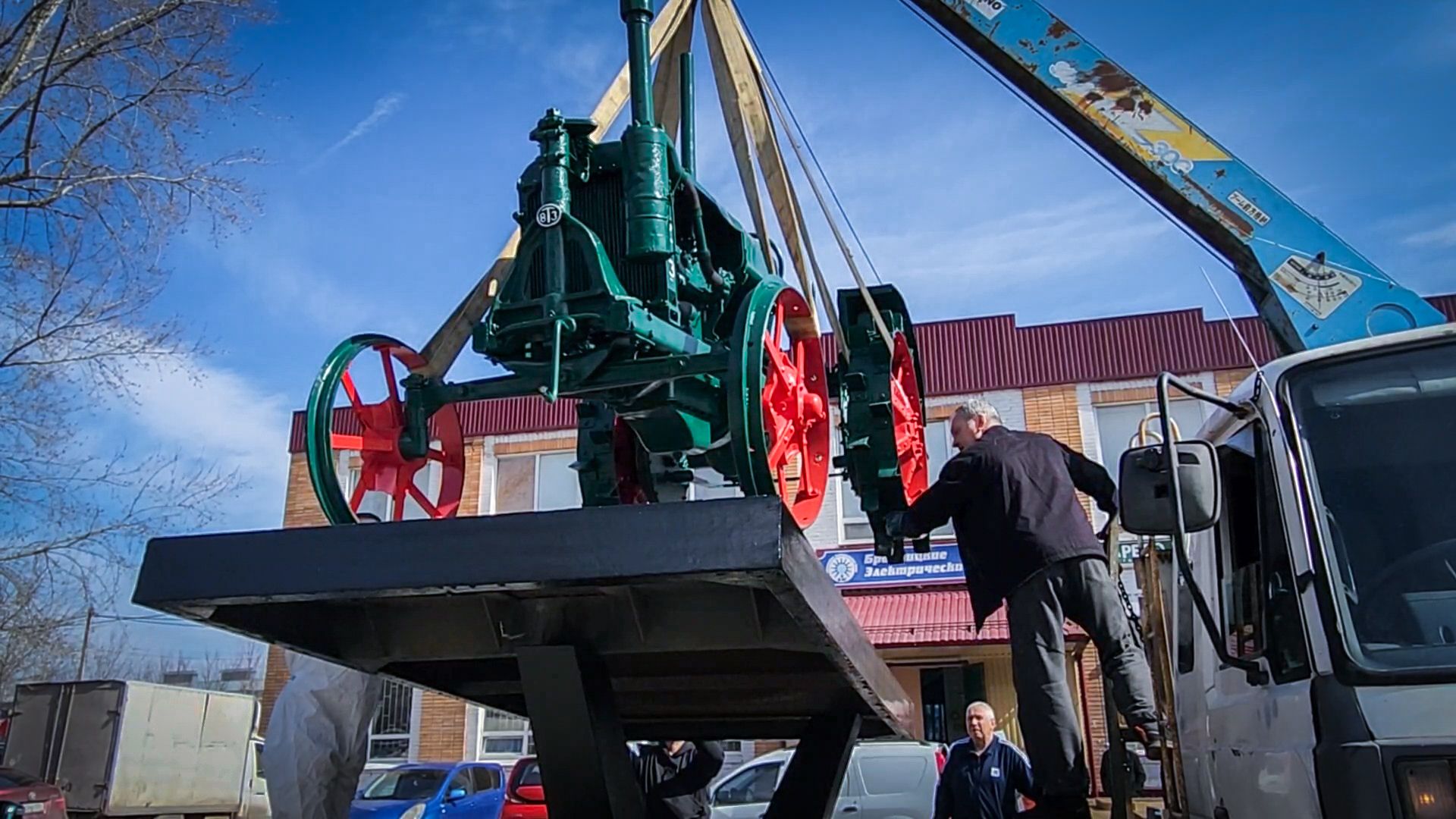 Бронницы , Трактор Универсал-2 , Реставрация памятника технике,
