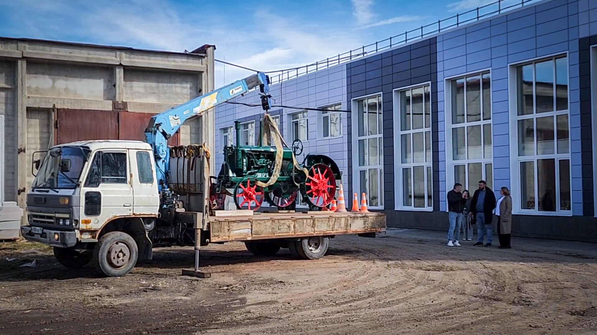 Бронницы , Трактор Универсал-2 , Реставрация памятника технике,