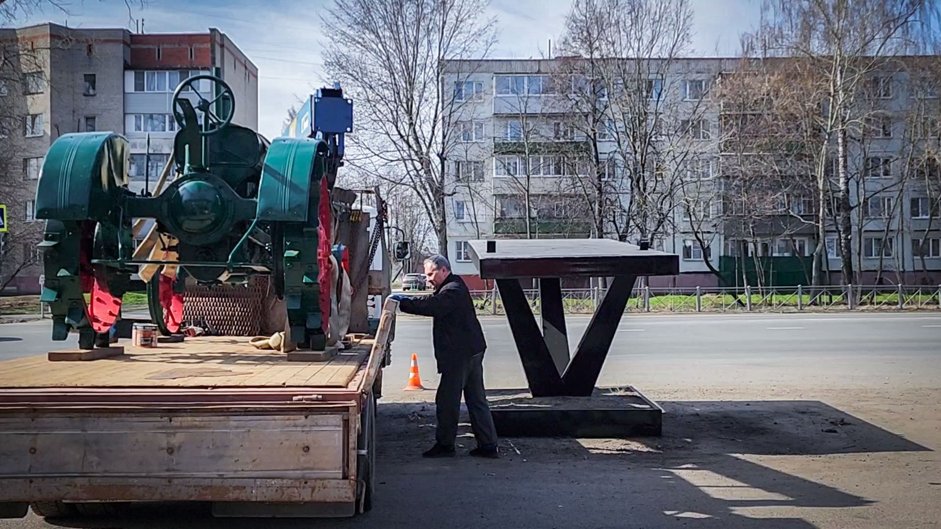 Бронницы , Трактор Универсал-2 , Реставрация памятника технике,