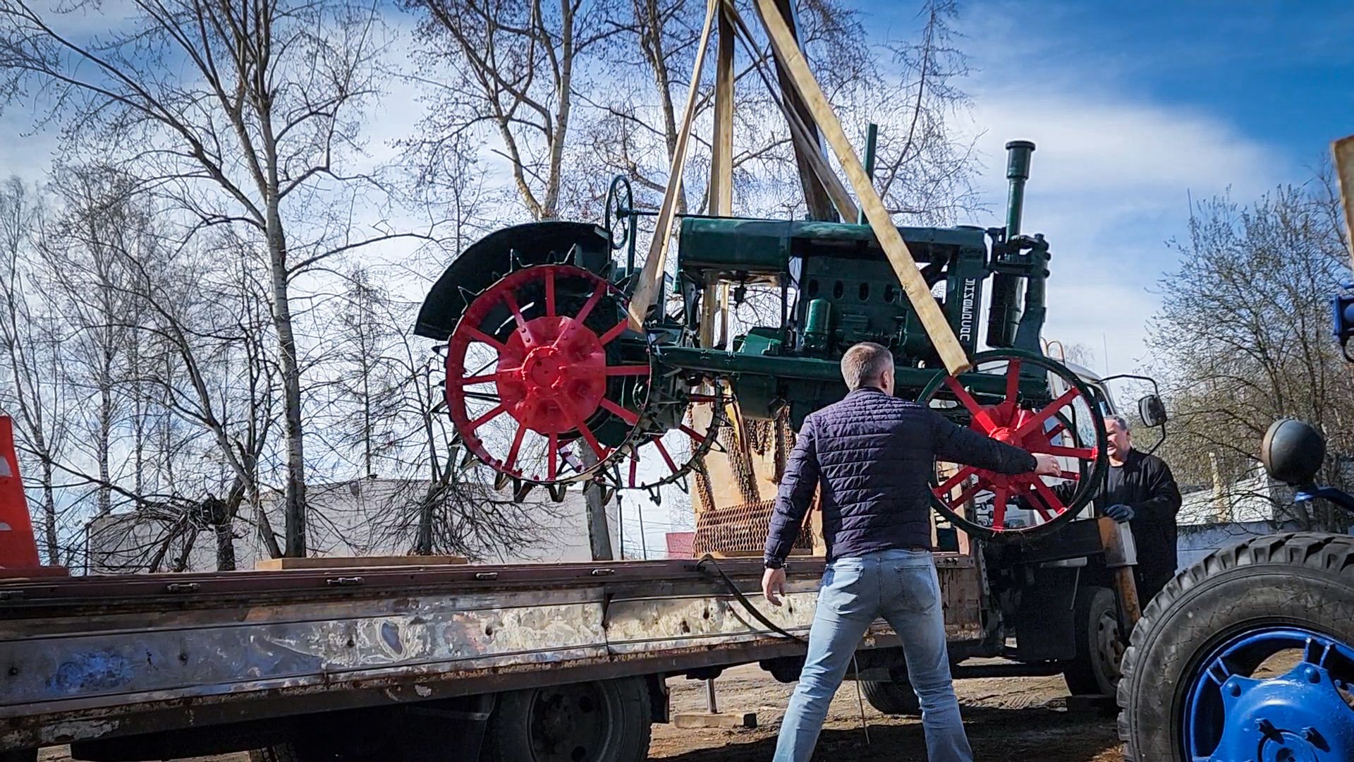 Бронницы , Трактор Универсал-2 , Реставрация памятника технике,