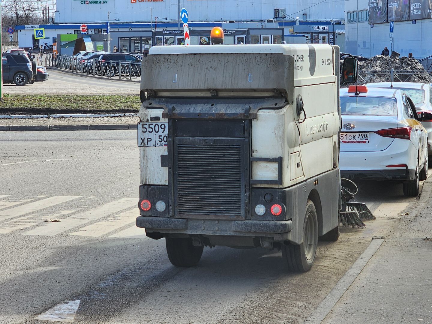 Чехов, привокзальная площадь, Мосавтодор, уборка улиц, очистка проездов, специальная техника, уборочная техника,мбу чеховское благоустройство,