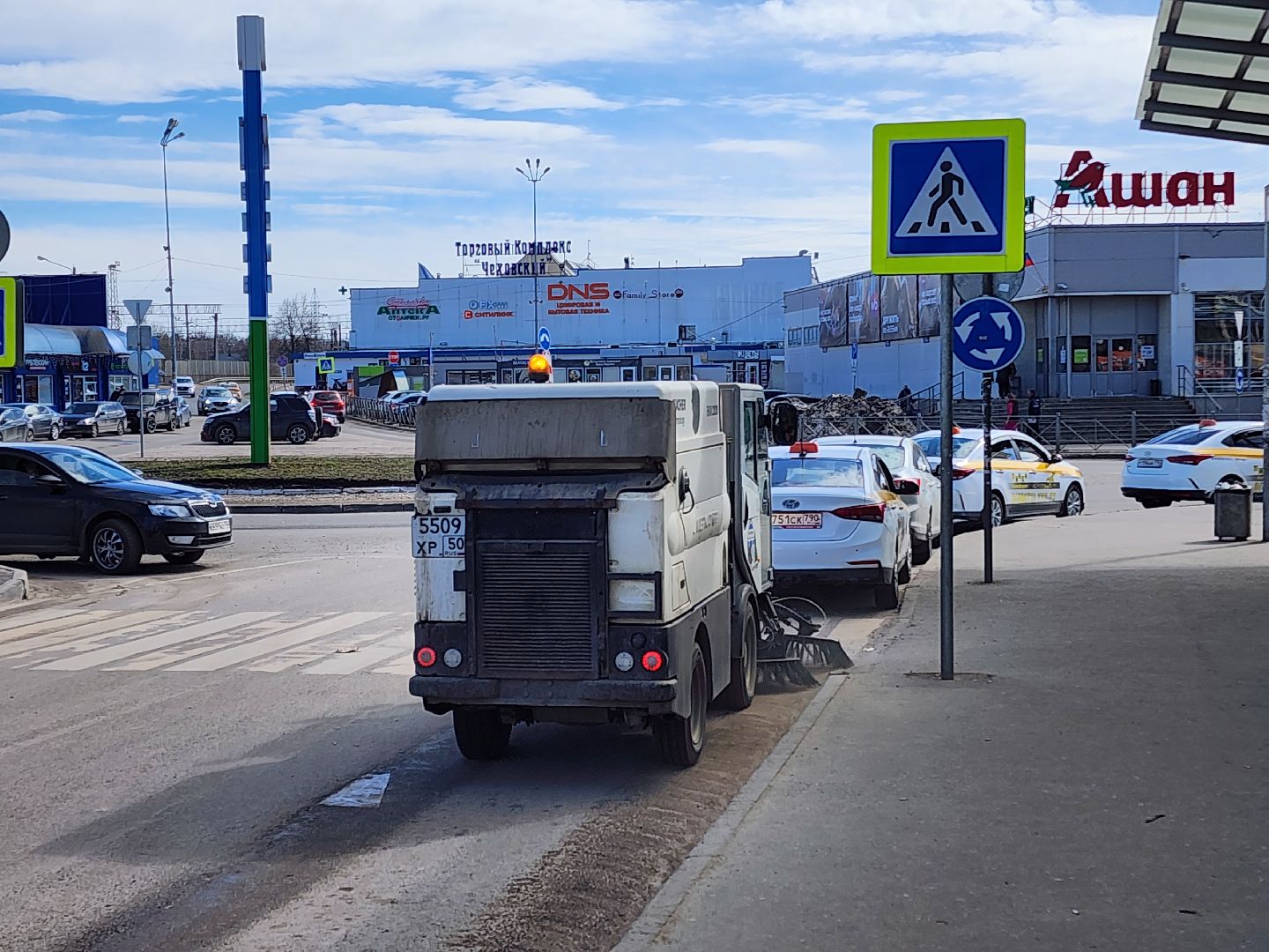 Чехов, привокзальная площадь, Мосавтодор, уборка улиц, очистка проездов, специальная техника, уборочная техника,мбу чеховское благоустройство,