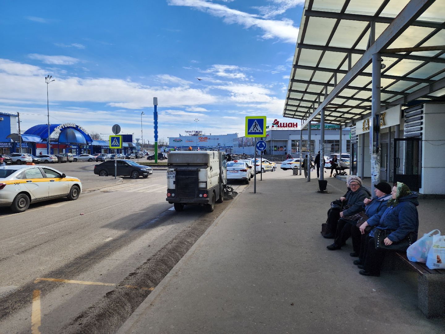 Чехов, привокзальная площадь, Мосавтодор, уборка улиц, очистка проездов, специальная техника, уборочная техника,мбу чеховское благоустройство,