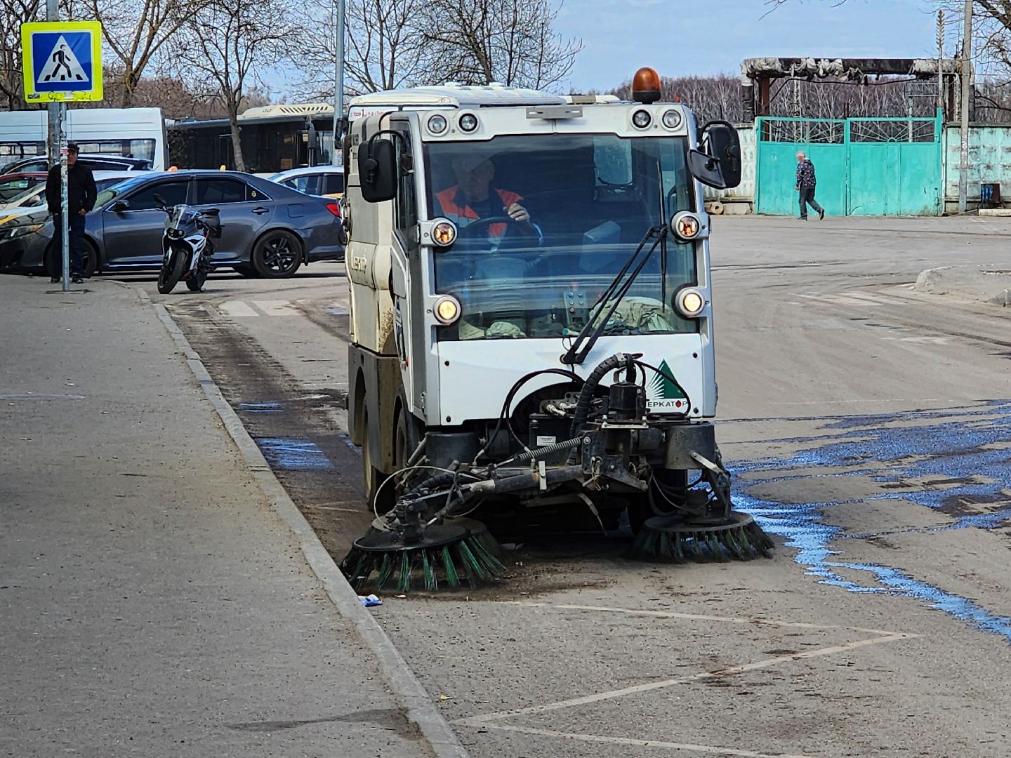 Чехов, привокзальная площадь, Мосавтодор, уборка улиц, очистка проездов, специальная техника, уборочная техника,мбу чеховское благоустройство,