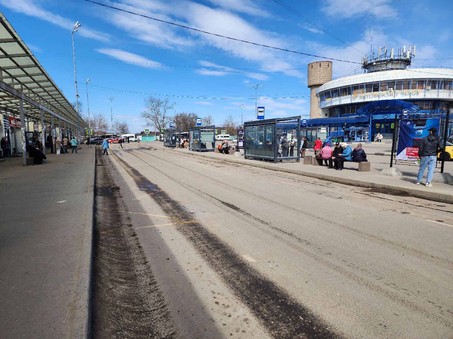 Чехов, привокзальная площадь, Мосавтодор, уборка улиц, очистка проездов, специальная техника, уборочная техника,мбу чеховское благоустройство,