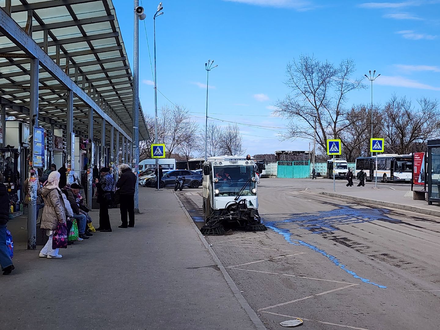Чехов, привокзальная площадь, Мосавтодор, уборка улиц, очистка проездов, специальная техника, уборочная техника,мбу чеховское благоустройство,