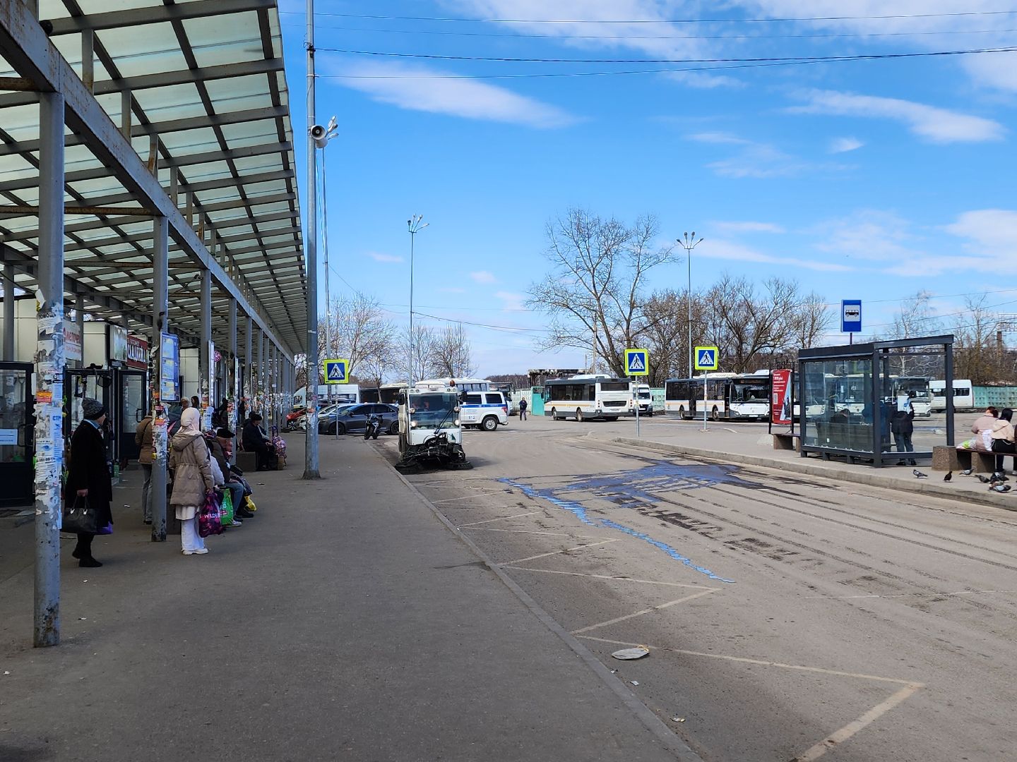 Чехов, привокзальная площадь, Мосавтодор, уборка улиц, очистка проездов, специальная техника, уборочная техника,мбу чеховское благоустройство,