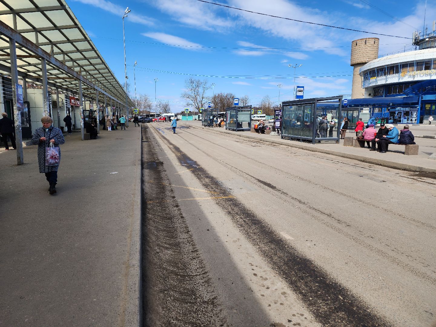Чехов, привокзальная площадь, Мосавтодор, уборка улиц, очистка проездов, специальная техника, уборочная техника,мбу чеховское благоустройство,
