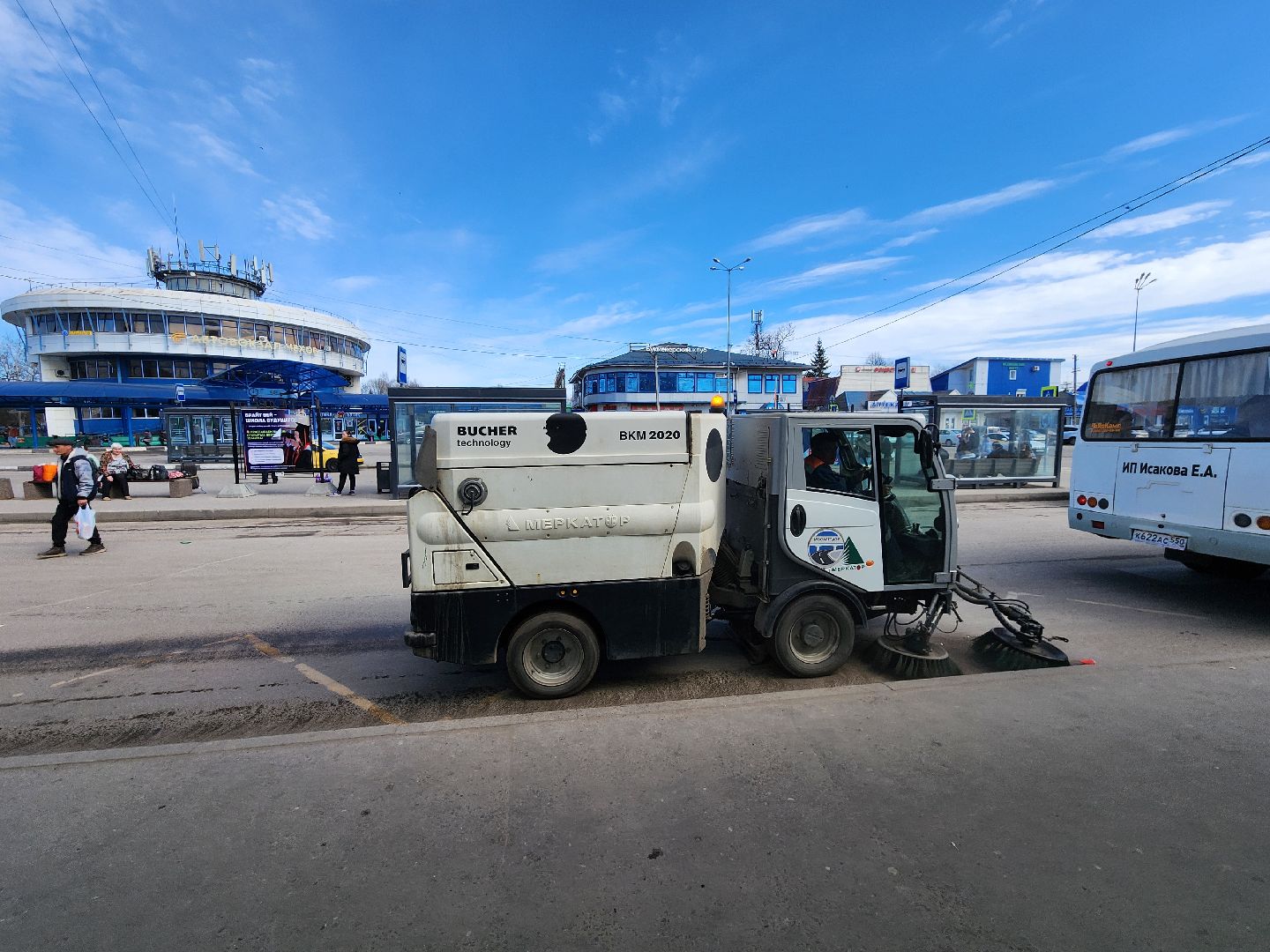 Чехов, привокзальная площадь, Мосавтодор, уборка улиц, очистка проездов, специальная техника, уборочная техника,мбу чеховское благоустройство,