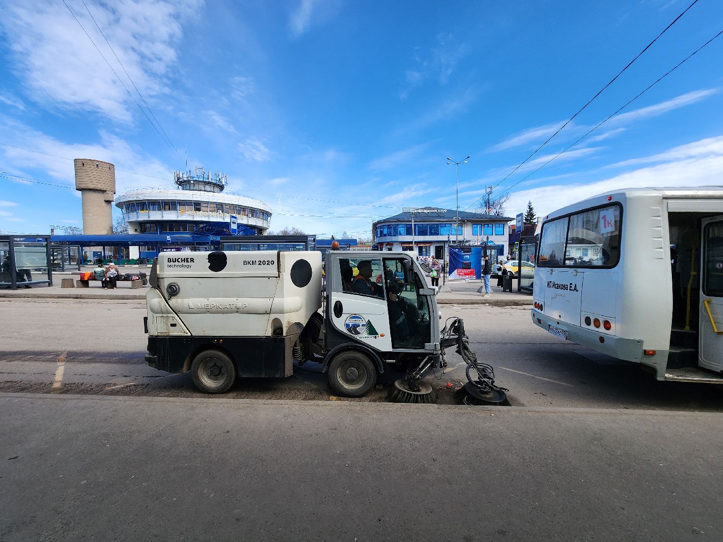 Чехов, привокзальная площадь, Мосавтодор, уборка улиц, очистка проездов, специальная техника, уборочная техника,мбу чеховское благоустройство,