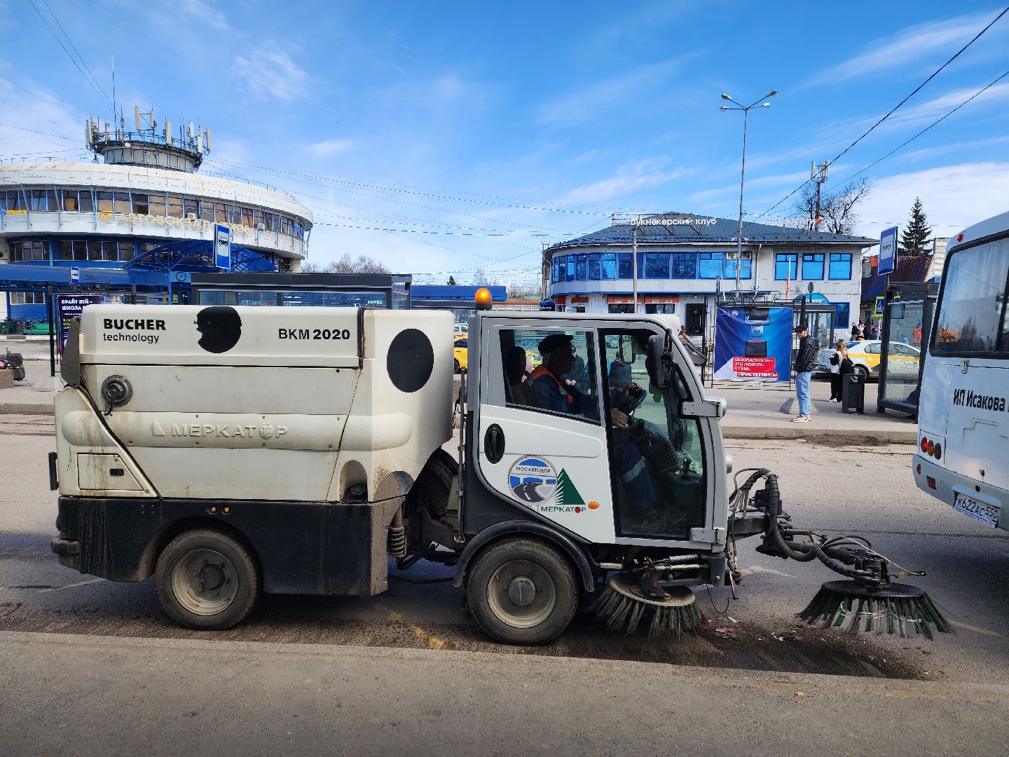 Чехов, привокзальная площадь, Мосавтодор, уборка улиц, очистка проездов, специальная техника, уборочная техника,мбу чеховское благоустройство,