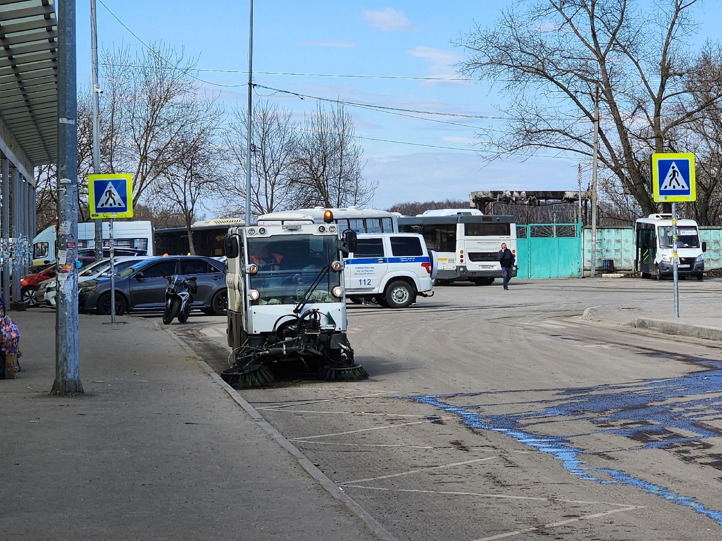 Чехов, привокзальная площадь, Мосавтодор, уборка улиц, очистка проездов, специальная техника, уборочная техника,мбу чеховское благоустройство,