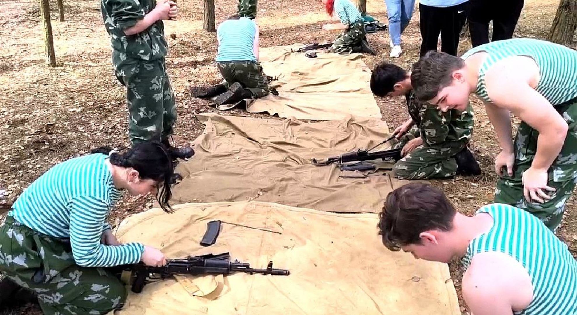 зарница, игра, юнармия, движение первых, противогаз, автомат калашникова,