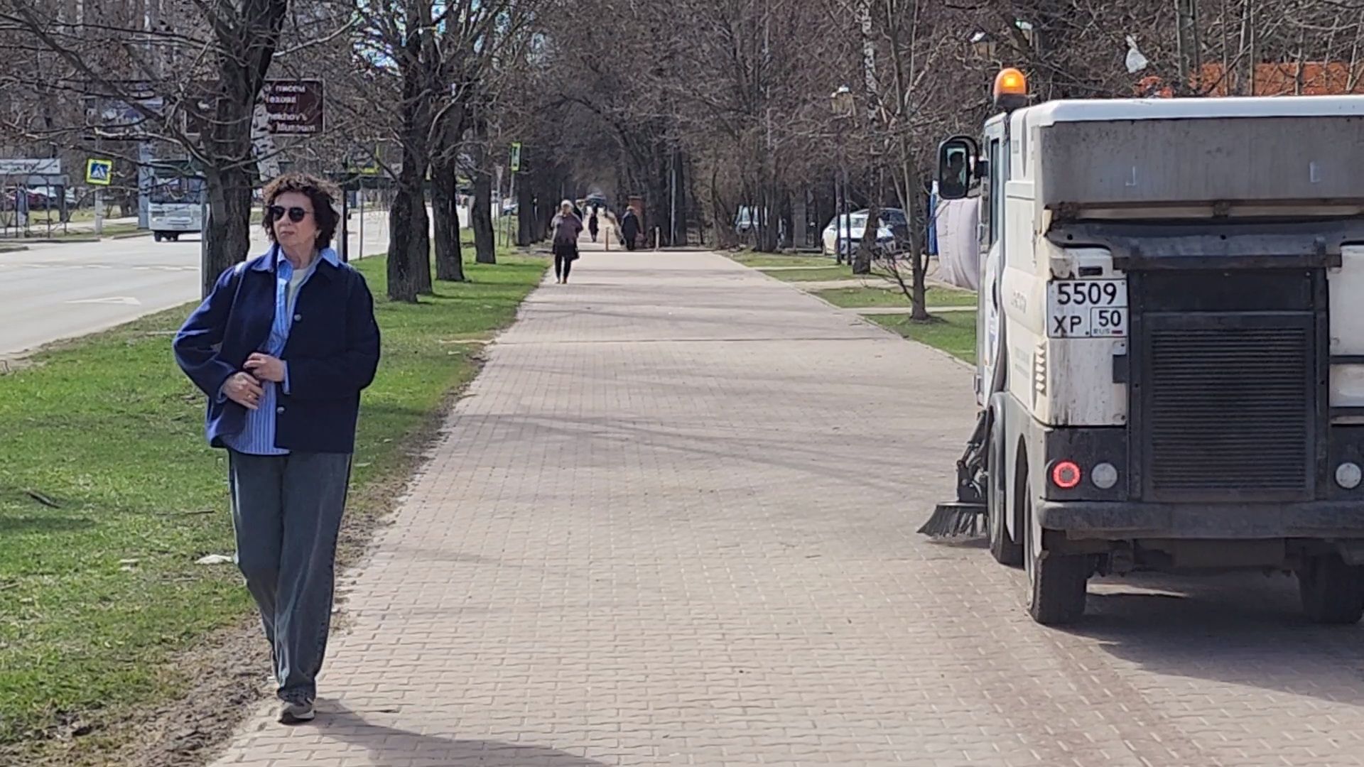 Чехов, улица Чехова, уборка тротуаров, очистка пешеходных дорожек, дорожные работы, Мосавтодор, дороги регионального значения, дороги и тротуары местного значения, мбу чеховское благоустройство, уборочная техника, спецтехника,